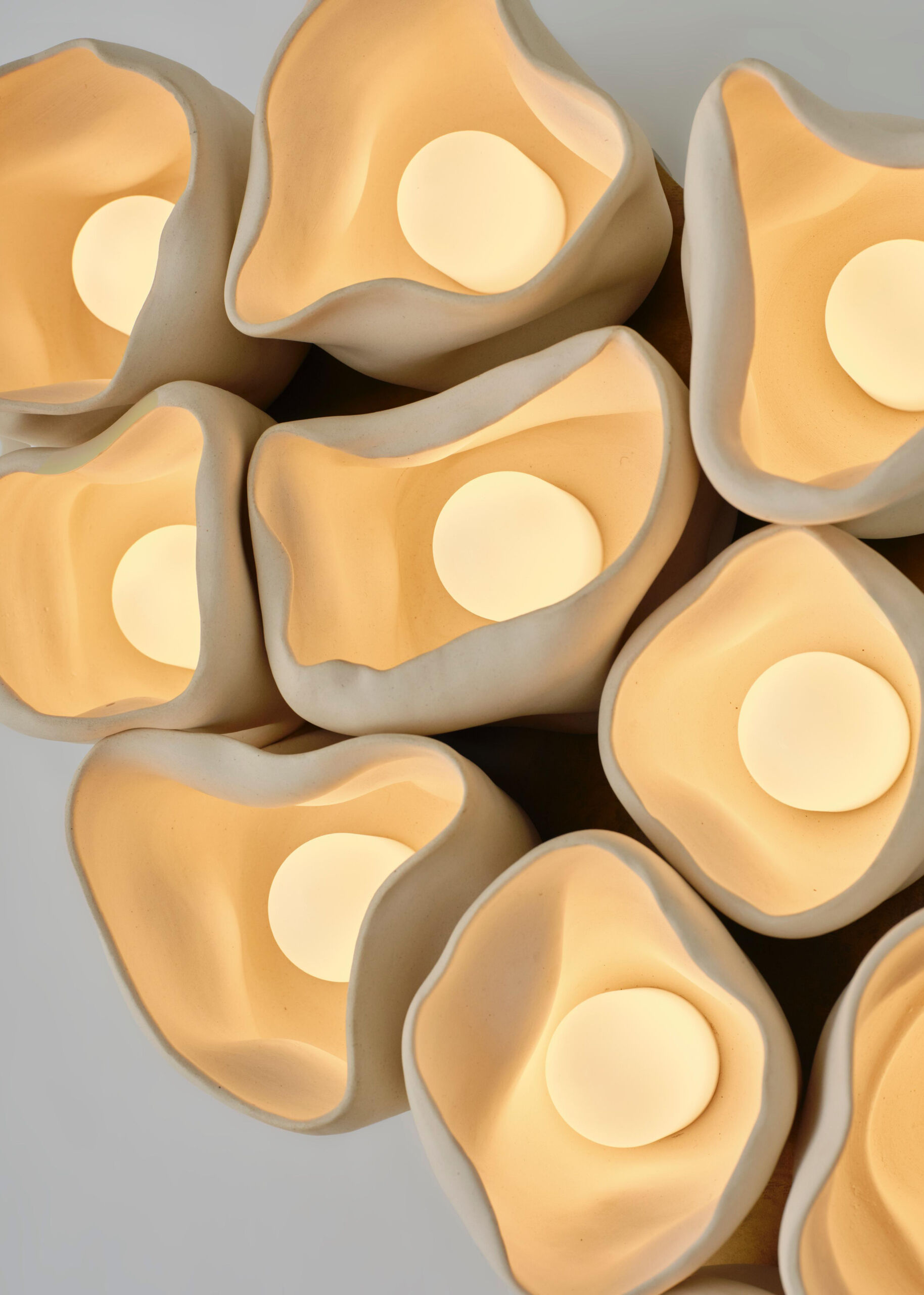 Vessels de Nader Gammas es una colección de iluminación escultórica inspirada en hongos en forma de copa que combina la artesanía cerámica hecha a mano con formas suaves y orgánicas para crear piezas llenas de efectos luminosos que dan una sensación de vida en un espacio.