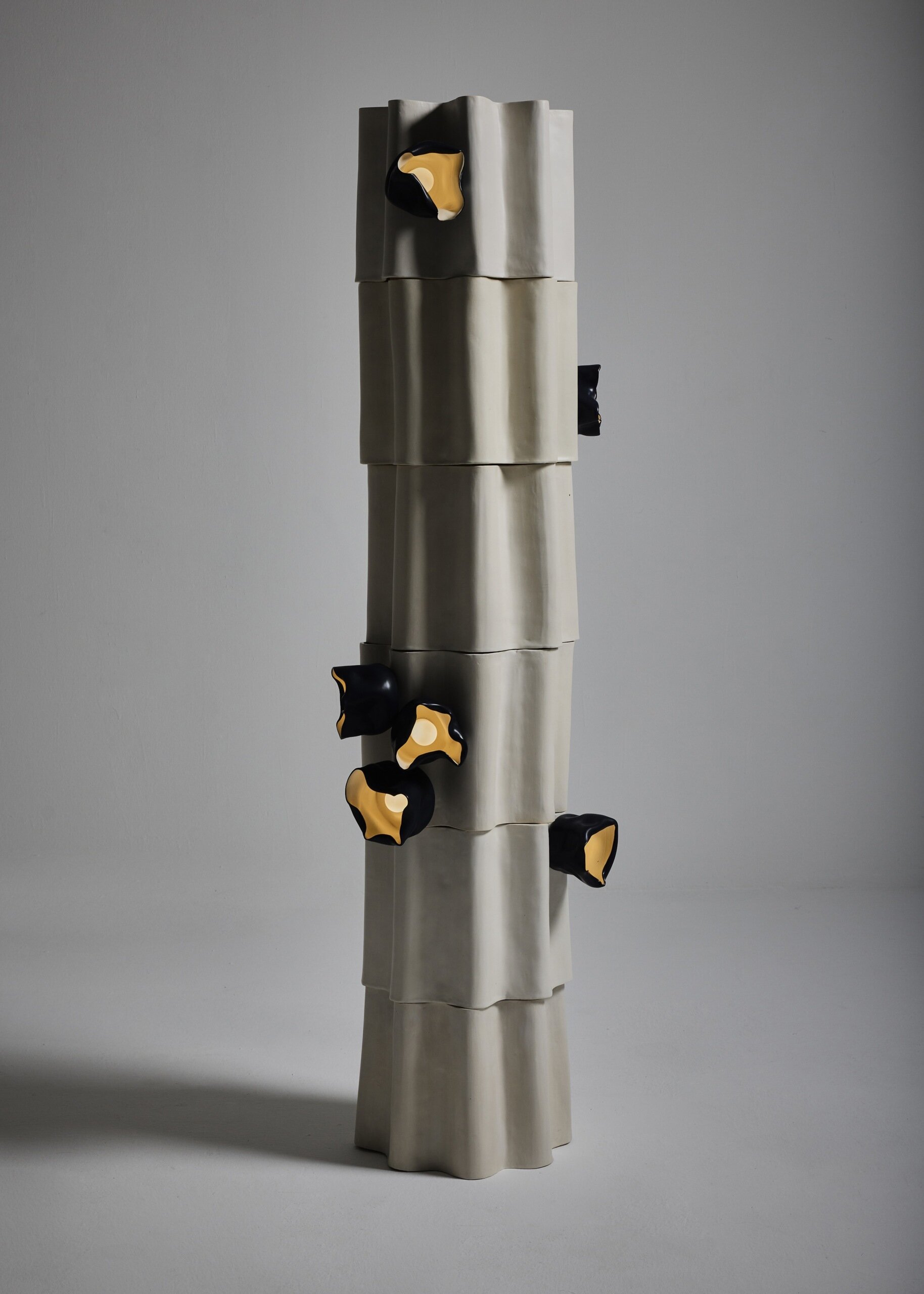 Vessels de Nader Gammas es una colección de iluminación escultórica inspirada en hongos en forma de copa que combina la artesanía cerámica hecha a mano con formas suaves y orgánicas para crear piezas llenas de efectos luminosos que dan una sensación de vida en un espacio.