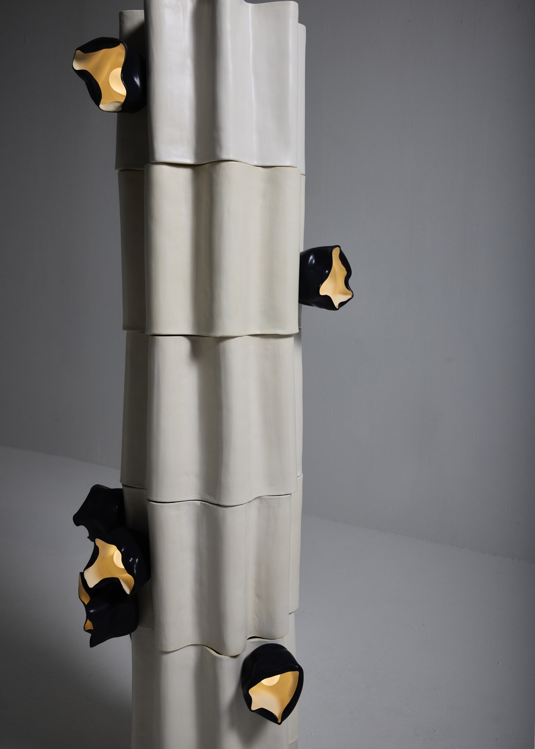 Vessels de Nader Gammas es una colección de iluminación escultórica inspirada en hongos en forma de copa que combina la artesanía cerámica hecha a mano con formas suaves y orgánicas para crear piezas llenas de efectos luminosos que dan una sensación de vida en un espacio.