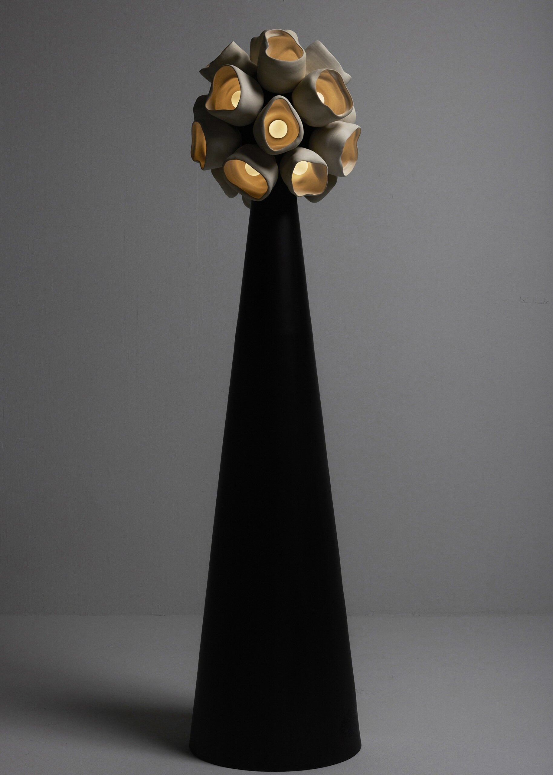 Vessels de Nader Gammas es una colección de iluminación escultórica inspirada en hongos en forma de copa que combina la artesanía cerámica hecha a mano con formas suaves y orgánicas para crear piezas llenas de efectos luminosos que dan una sensación de vida en un espacio.