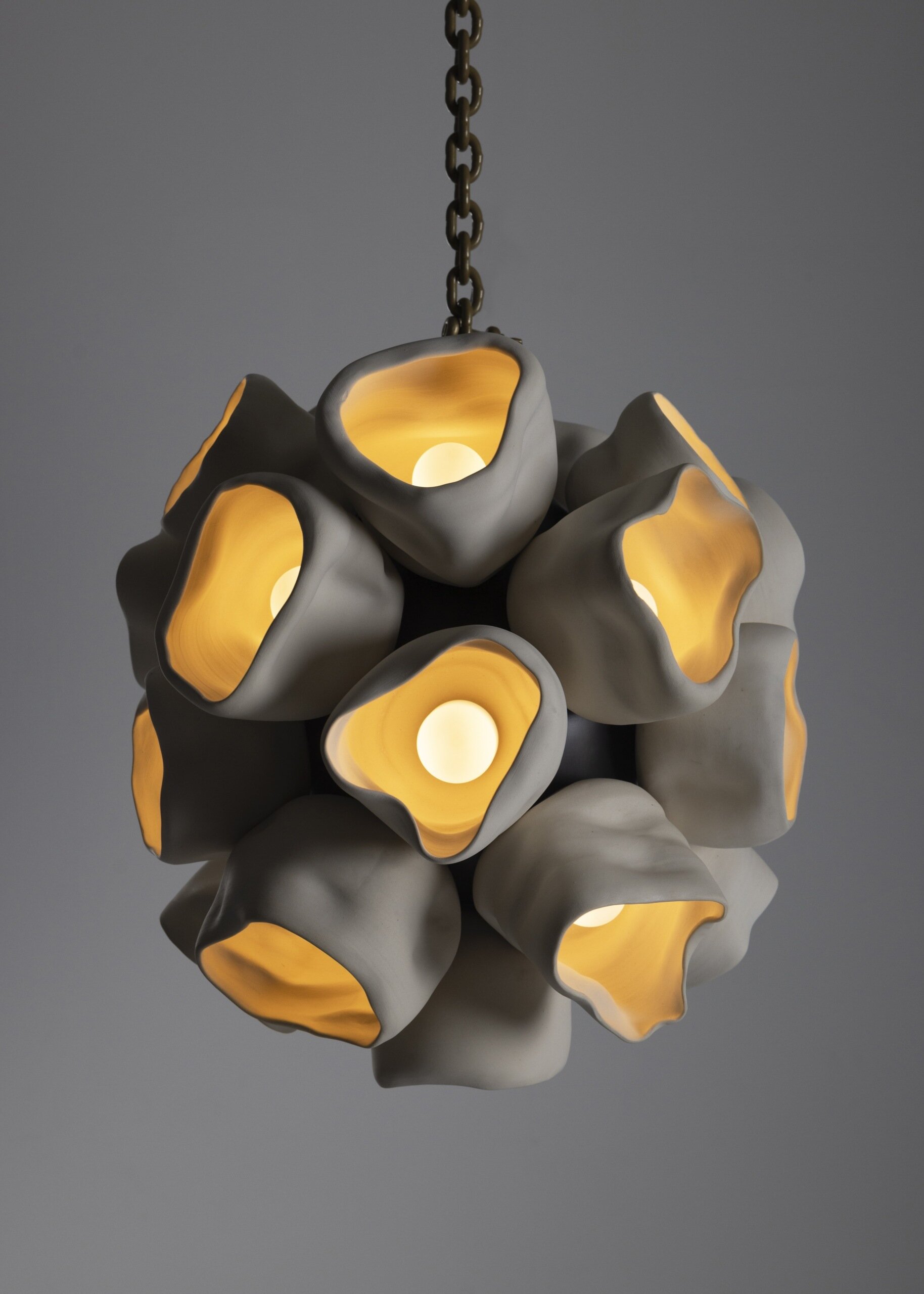 Vessels de Nader Gammas es una colección de iluminación escultórica inspirada en hongos en forma de copa que combina la artesanía cerámica hecha a mano con formas suaves y orgánicas para crear piezas llenas de efectos luminosos que dan una sensación de vida en un espacio.