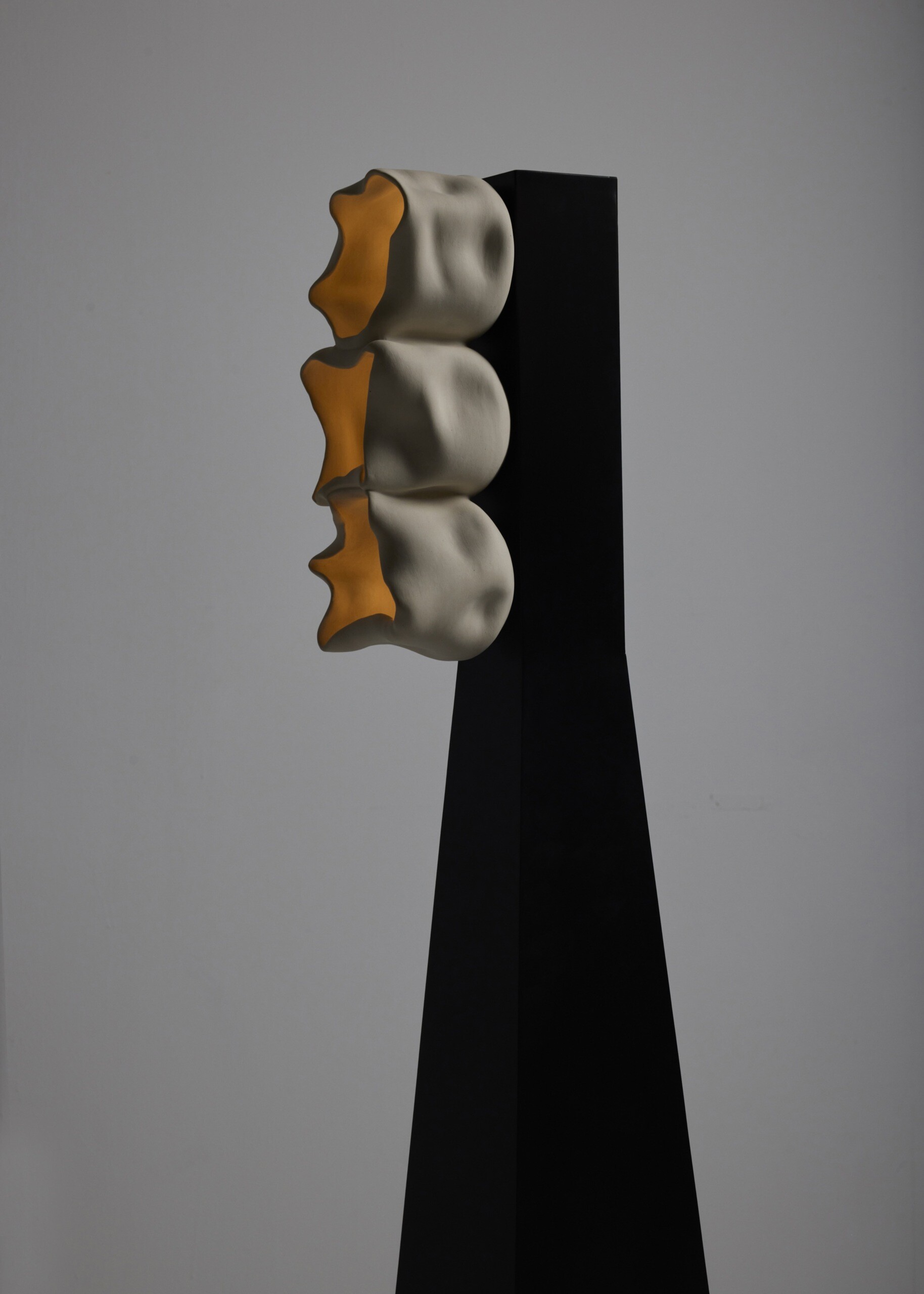 Vessels de Nader Gammas es una colección de iluminación escultórica inspirada en hongos en forma de copa que combina la artesanía cerámica hecha a mano con formas suaves y orgánicas para crear piezas llenas de efectos luminosos que dan una sensación de vida en un espacio.