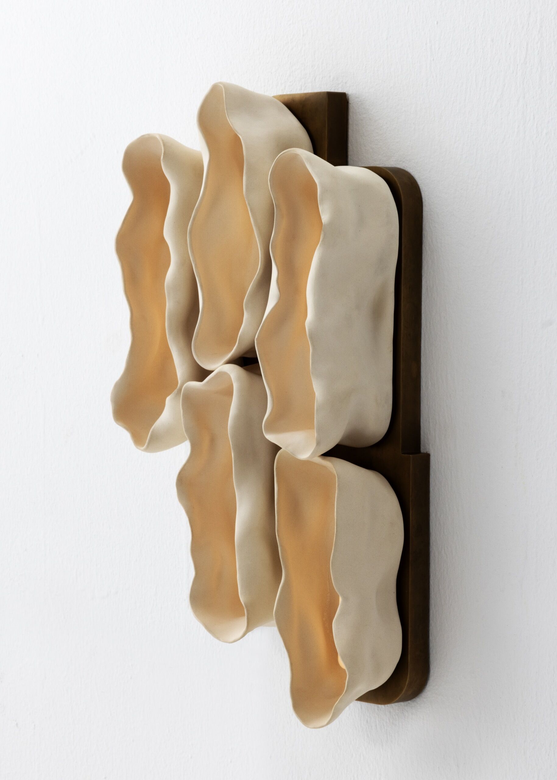 Vessels de Nader Gammas es una colección de iluminación escultórica inspirada en hongos en forma de copa que combina la artesanía cerámica hecha a mano con formas suaves y orgánicas para crear piezas llenas de efectos luminosos que dan una sensación de vida en un espacio.