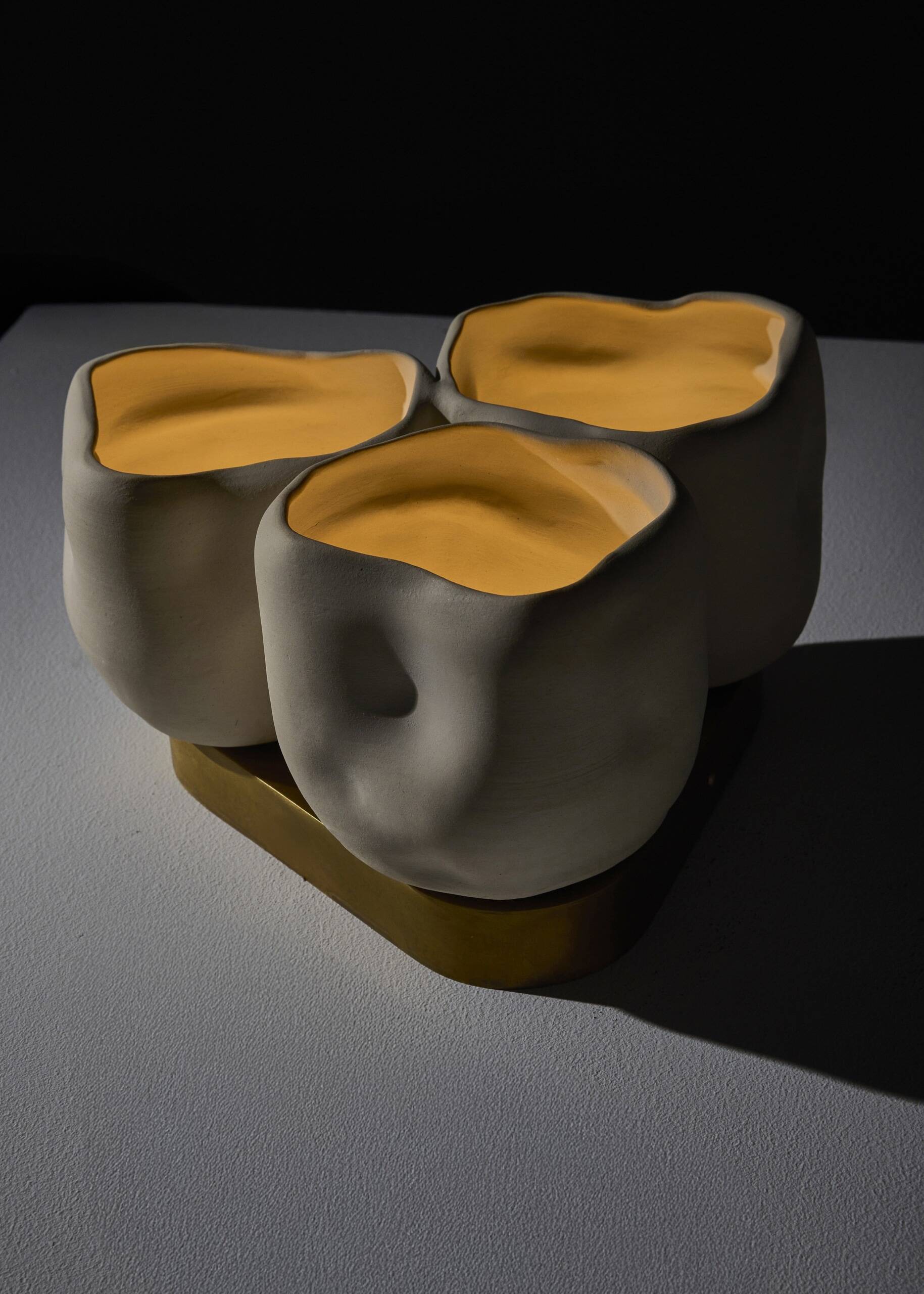 Vessels de Nader Gammas es una colección de iluminación escultórica inspirada en hongos en forma de copa que combina la artesanía cerámica hecha a mano con formas suaves y orgánicas para crear piezas llenas de efectos luminosos que dan una sensación de vida en un espacio.