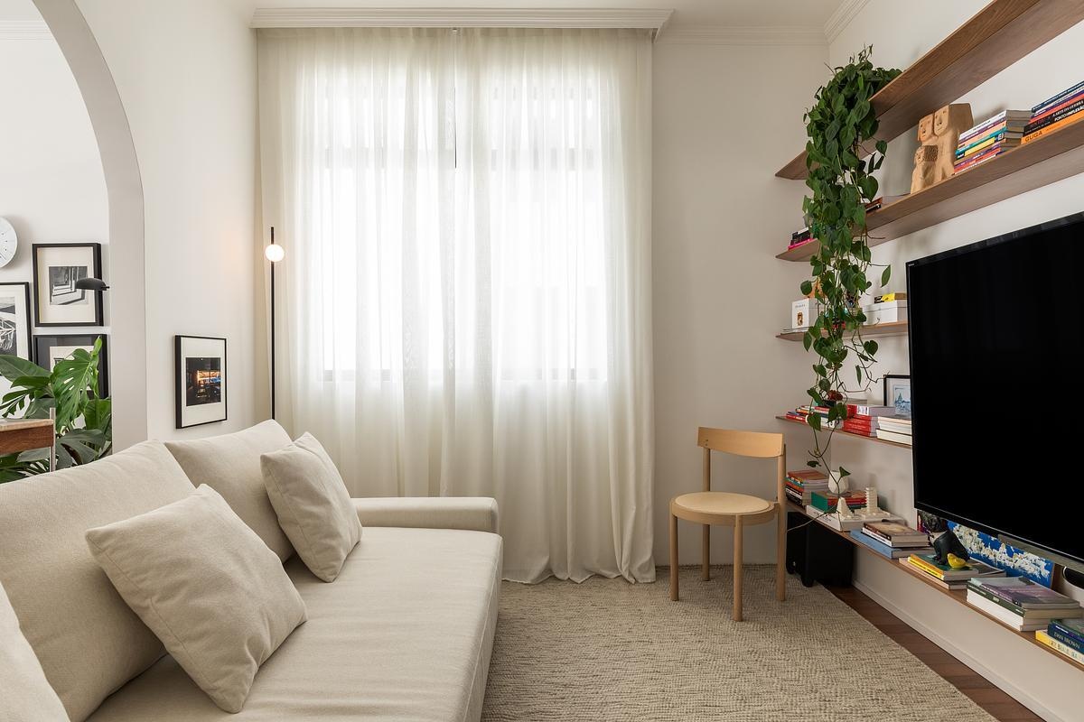 A secondary living area is organized around the Sofá Mole by Sérgio Rodrigues. The Mole Sofa sits beside the Estrado Desk by Gustavo Bittencourt, making this zone both comfortable and functional. An archway frames views through to the TV room, creating layered perspectives that link relaxation and work. Art and a 1978 woodcut by Burle Marx sit nearby, anchoring the space in Brazilian modernist tradition without overwhelming daily life.