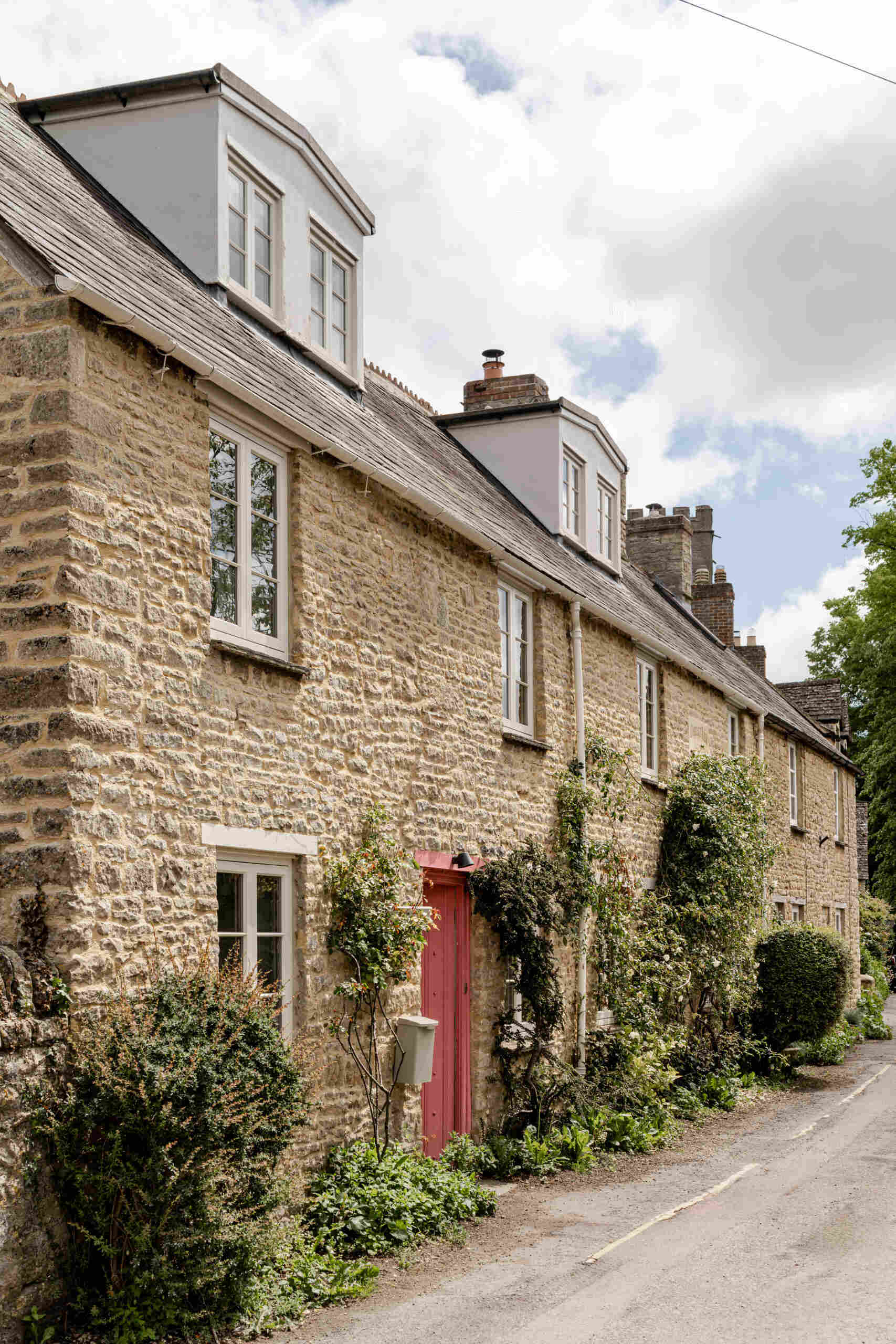From the street, the traditional stone facade remains intact. That was intentional. The team at NOTO Architects prioritised preserving the original presence facing the Charlbury lanes, keeping the cottage as the dominant form within the conservation area.