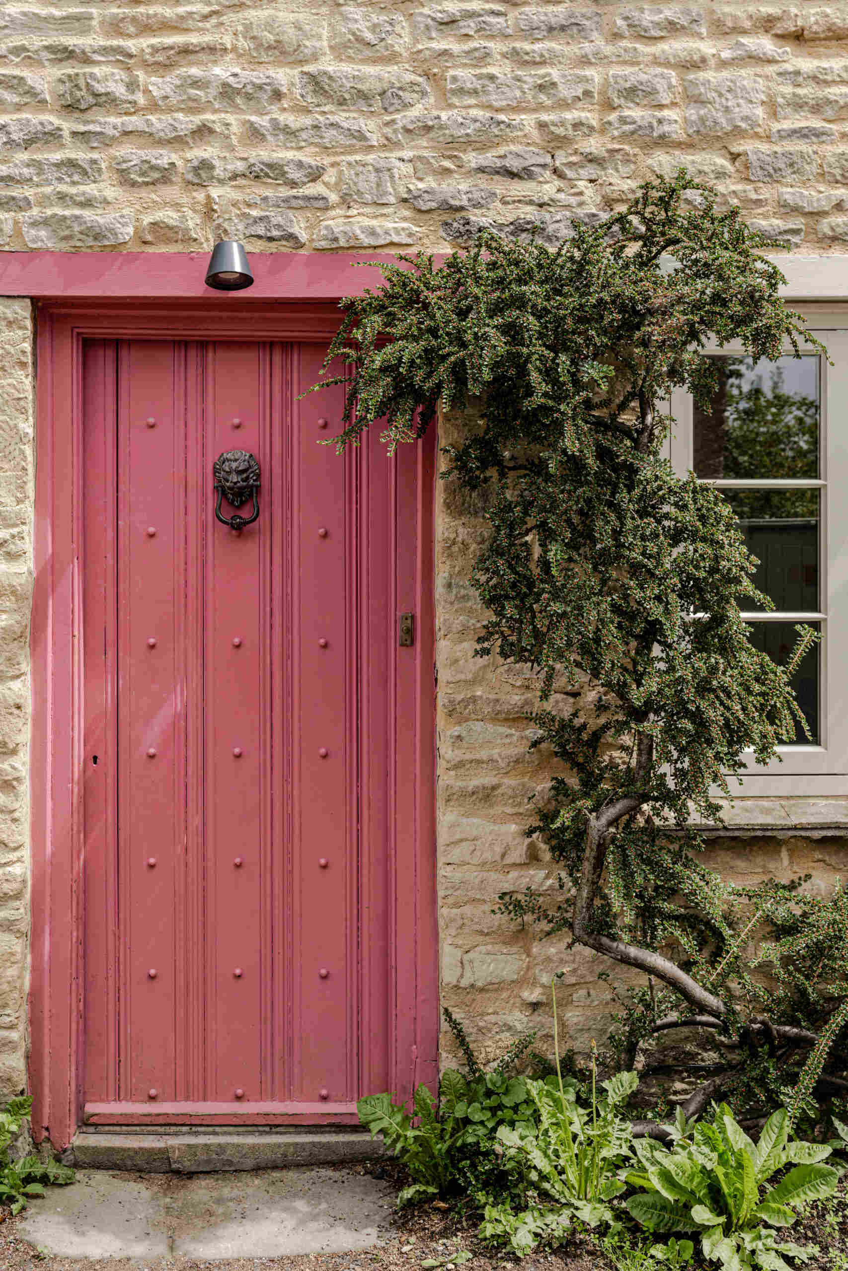 From the street, the traditional stone facade remains intact. That was intentional. The team at NOTO Architects prioritised preserving the original presence facing the Charlbury lanes, keeping the cottage as the dominant form within the conservation area.
