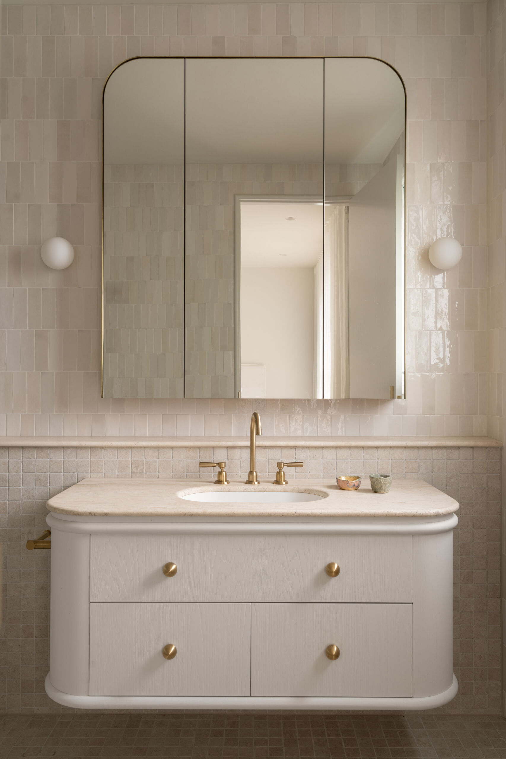 Modern guest bathroom with curves and Travertine details.