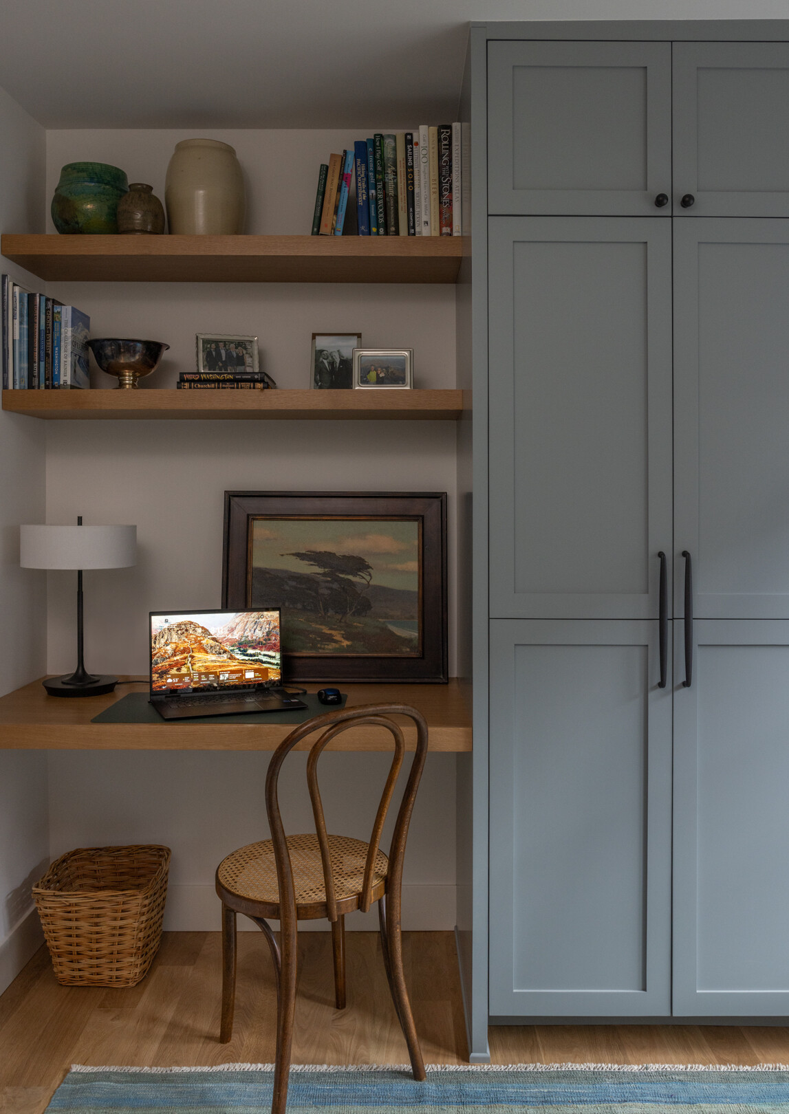 El espacio de oficina flexible en el centro de la residencia también funciona como habitación de invitados. Un escritorio incorporado y estantes de roble blanco mantienen organizados los elementos esenciales del día de trabajo, mientras que los gabinetes personalizados ocultan el desorden frente a una coctelera limpia. El espacio pasa sin esfuerzo de la oficina a la habitación de invitados, reflejando la necesidad de los propietarios de una vida adaptable sin ser superfluo.