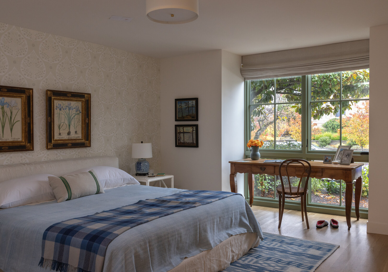 Esta suite principal fue diseñada pensando en la eficiencia y la tranquilidad. Los gabinetes estilo shaker del piso al techo reemplazan a los voluminosos armarios tradicionales y brindan un espacio de almacenamiento cohesivo sin ser pesado. Este enfoque integrado continúa el enfoque de la casa en líneas limpias y continuidad.