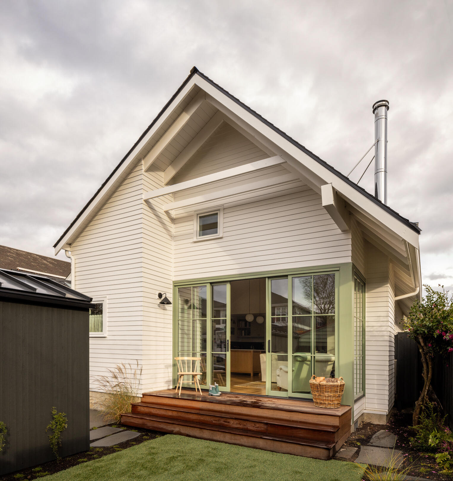 La terraza amplía la vida diaria al aire libre, con tablas de Ipe bajo los pies, que fluyen sin problemas desde la sala de estar hasta el jardín y el garaje.