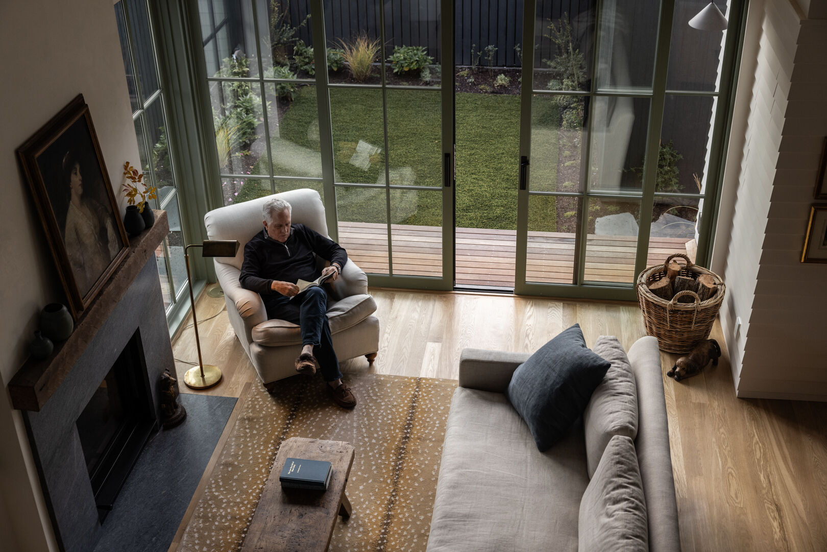 La sala de estar abovedada es el corazón de la casa y está diseñada para reuniones informales. Las traviesas de madera expuestas añaden calidez al techo, mientras que una chimenea central añade una sensación nostálgica de solidez a la habitación.