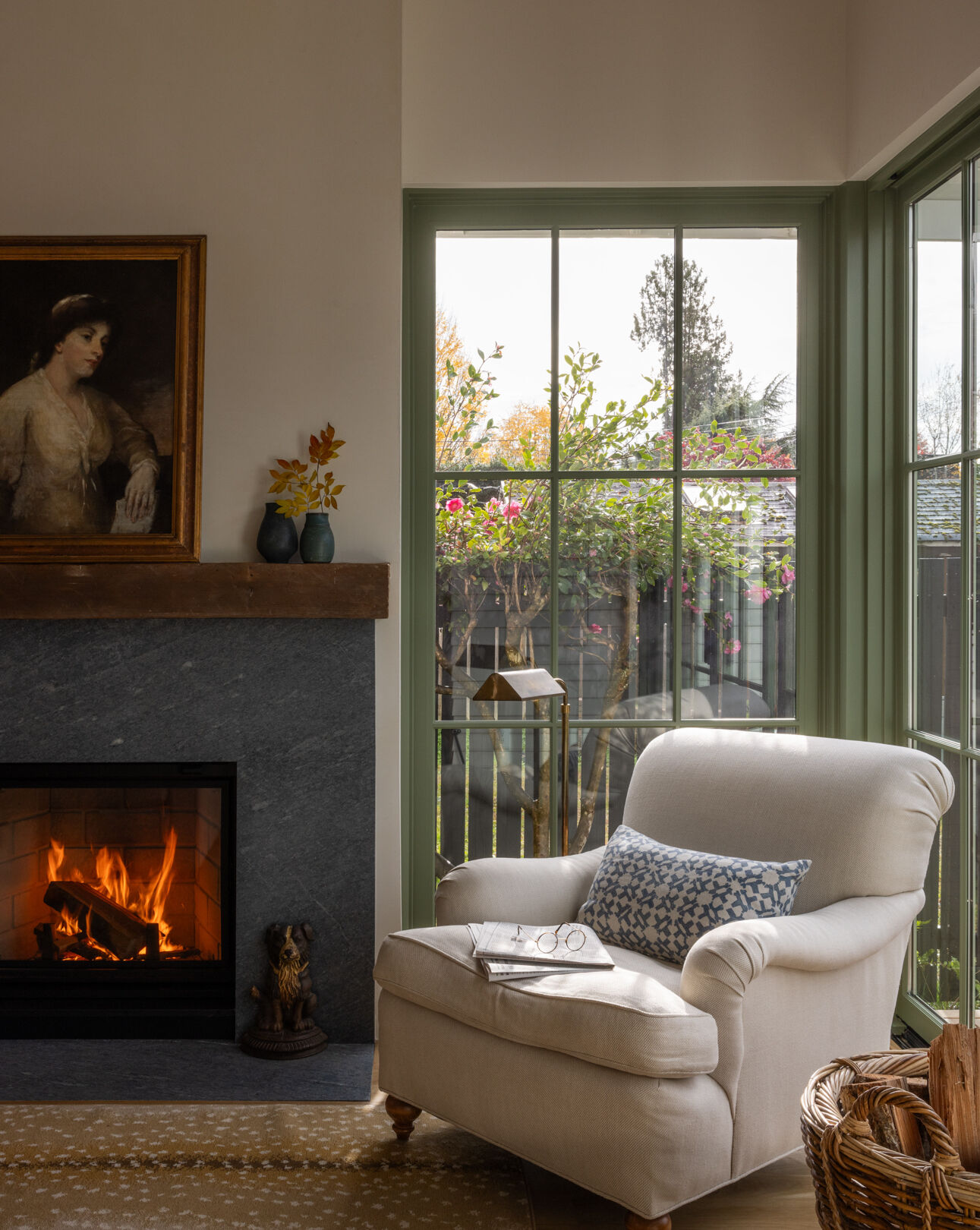 La sala de estar abovedada es el corazón de la casa y está diseñada para reuniones informales. Las traviesas de madera expuestas añaden calidez al techo, mientras que una chimenea central añade una sensación nostálgica de solidez a la habitación.