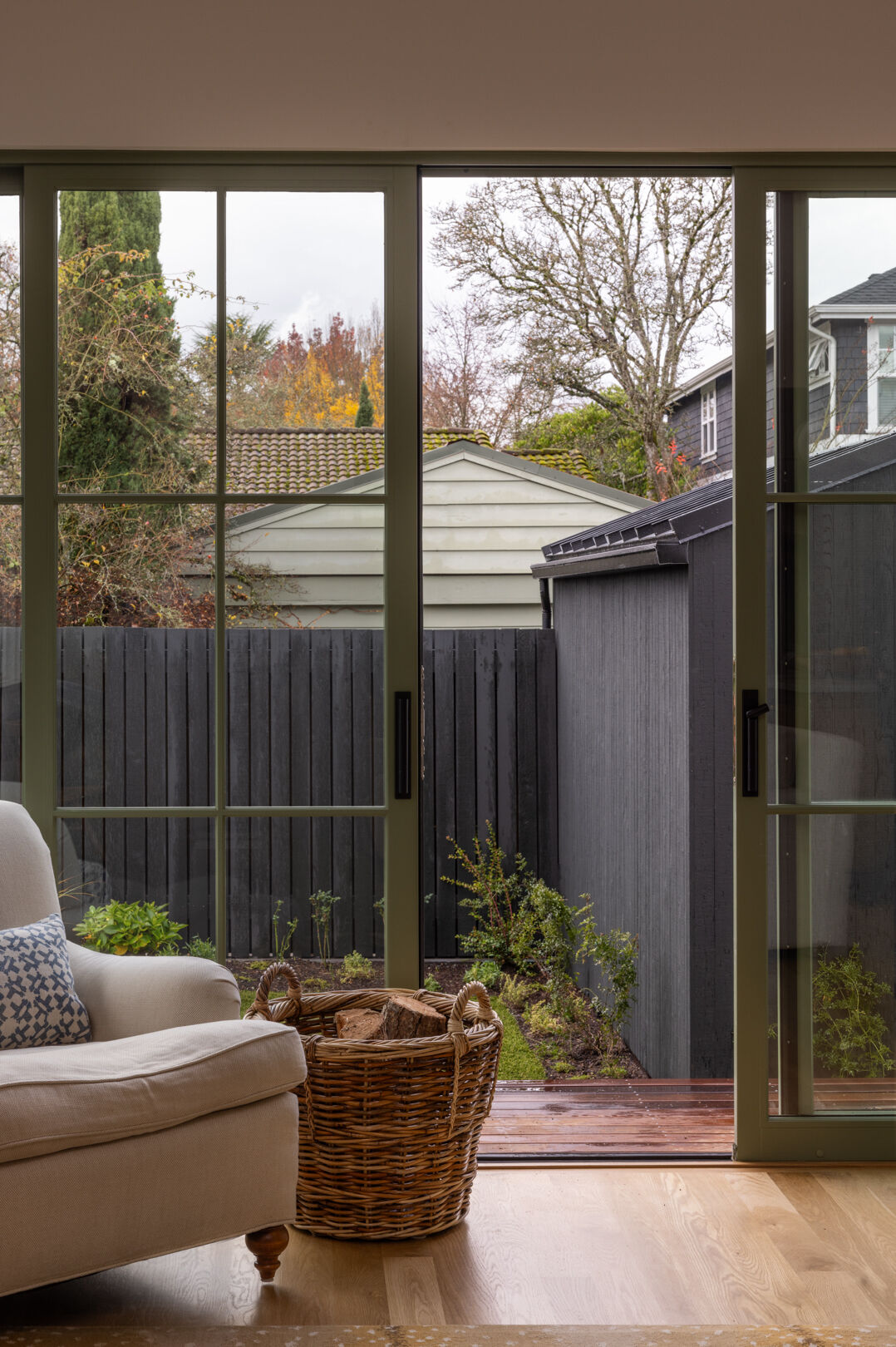 La sala de estar abovedada es el corazón de la casa y está diseñada para reuniones informales. Las traviesas de madera expuestas añaden calidez al techo, mientras que una chimenea central añade una sensación nostálgica de solidez a la habitación.
