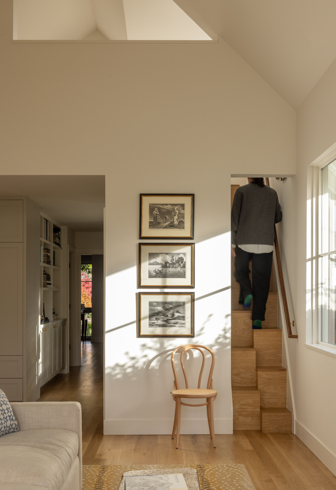 Una espectacular escalera de peldaños alternos conduce al loft. Compacto, escultural y diseñado con precisión, refleja el compromiso de Best Practice con la eficiencia del espacio. Los escalones de las escaleras crean un momento visual rítmico, convirtiéndose en una pieza central funcional en lugar de una idea de último momento.