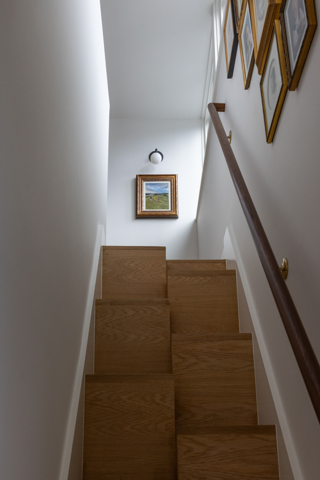 Una espectacular escalera de peldaños alternos conduce al loft. Compacto, escultural y diseñado con precisión, refleja el compromiso de Best Practice con la eficiencia del espacio. Los escalones de las escaleras crean un momento visual rítmico, convirtiéndose en una pieza central funcional en lugar de una idea de último momento.