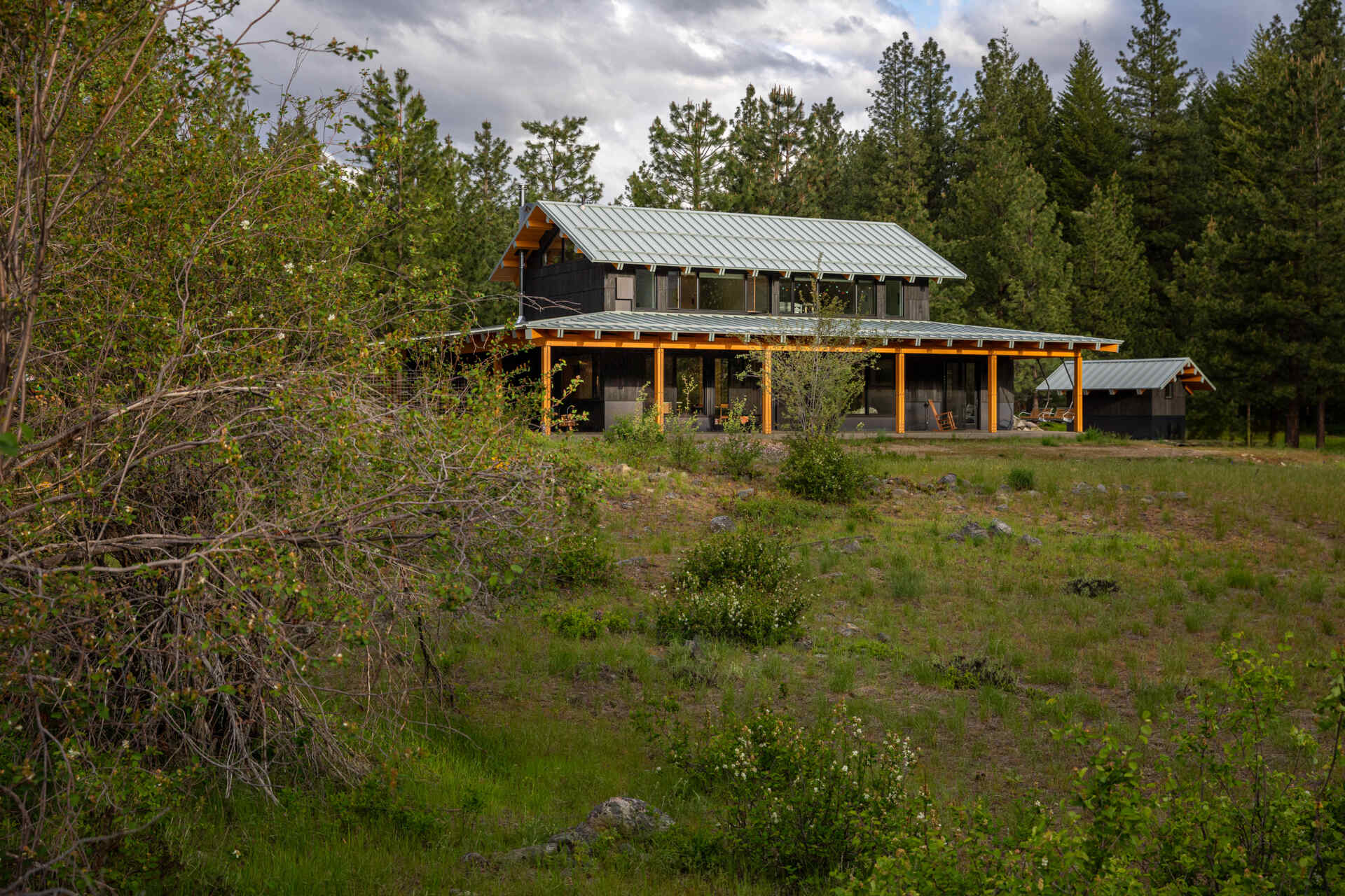 Set on a river-meandering site in the Methow Valley, this home blends classic lodge architecture with refined Japanese detailing, shaped by light, landscape, and sun-conscious design.