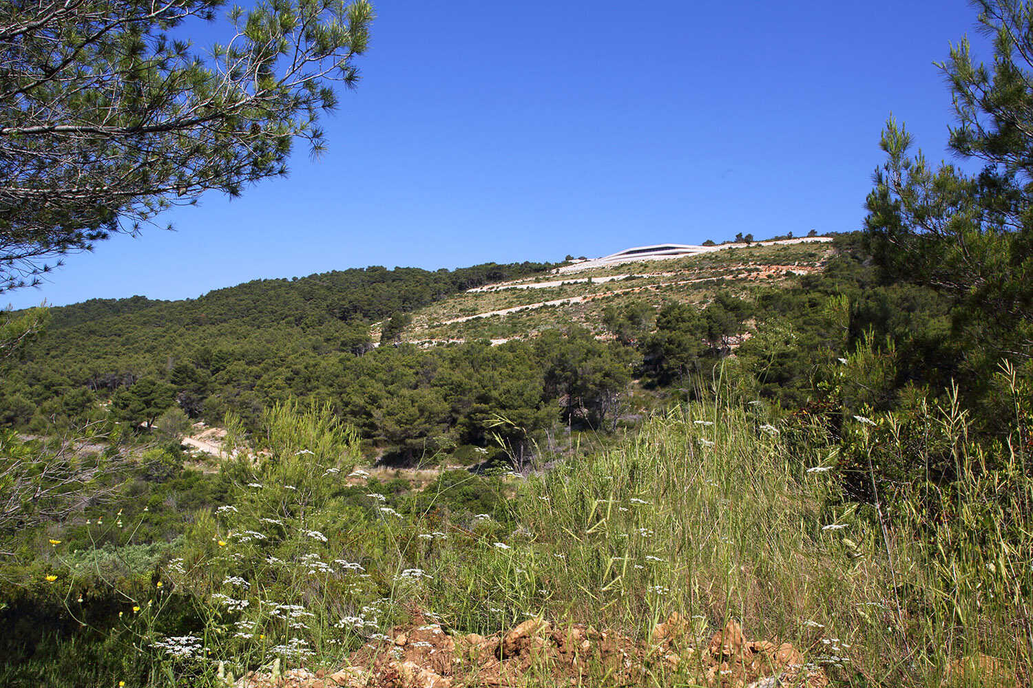 Los antiguos paneles de yeso de piedra se han reinterpretado como arquitectura, dando forma a una nueva topografía creada por el hombre en esta isla croata.