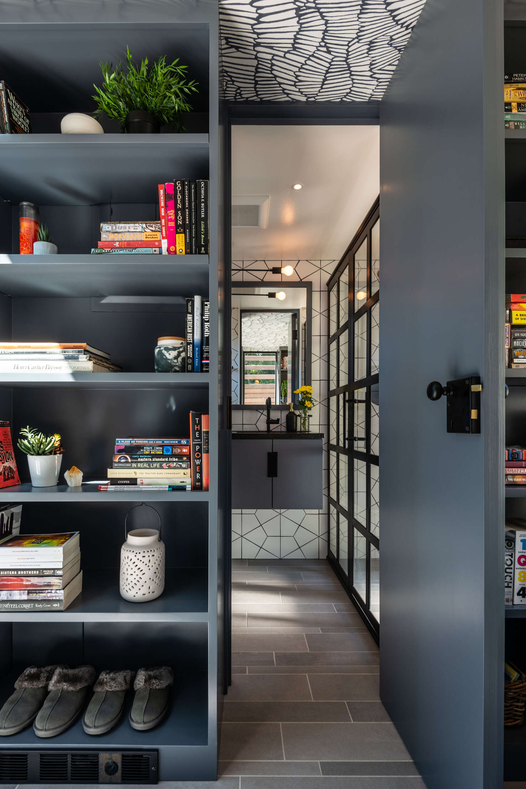 El cobertizo de lectura en el patio trasero de Board & Vellum combina una comodidad silenciosa con un diseño inteligente, con una cama alta, un tragaluz, asientos incorporados, un baño y un techo empapelado que oculta los parlantes integrados.