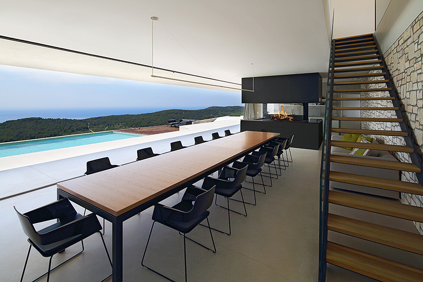 La cocina abierta y el comedor se conectan directamente con la terraza cuesta abajo y la terraza de la piscina.
