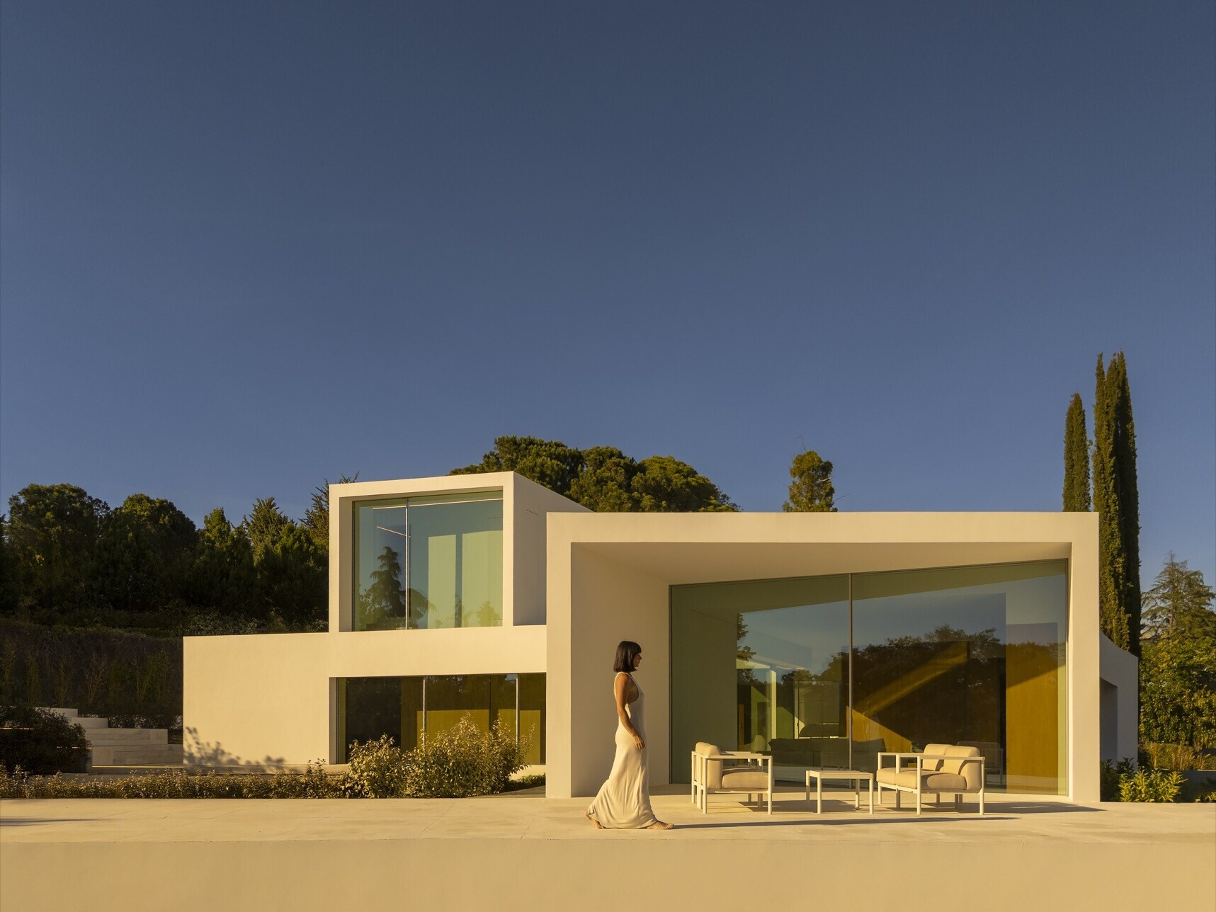 Architecture made from long curved volumes arranged in sequence, shaping circulation and movement throughout this Madrid house by Fran Silvestre Arquitectos.