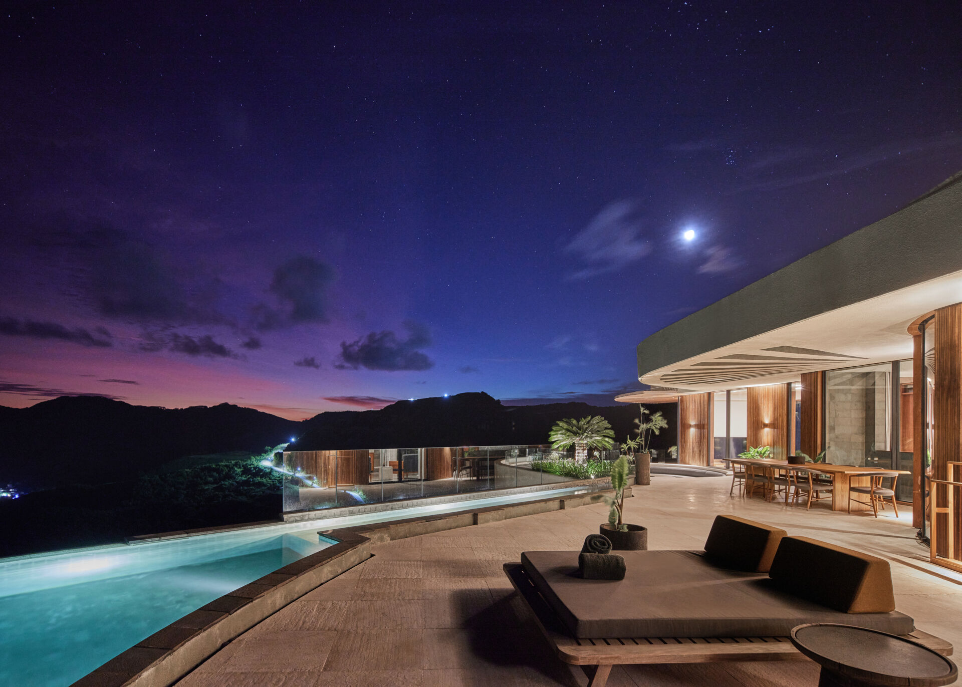 Set within the home’s descending geometry, the pool aligns with the slope and opens uninterrupted views toward the bay.