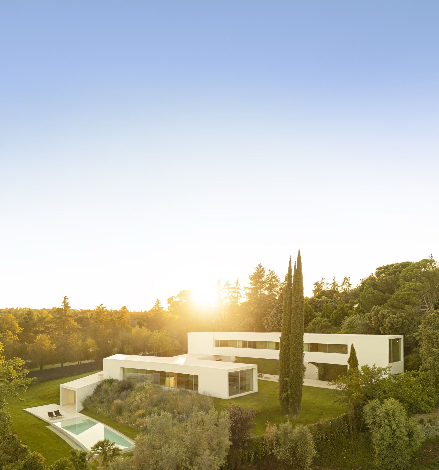 Architecture made from long curved volumes arranged in sequence, shaping circulation and movement throughout this Madrid house by Fran Silvestre Arquitectos.