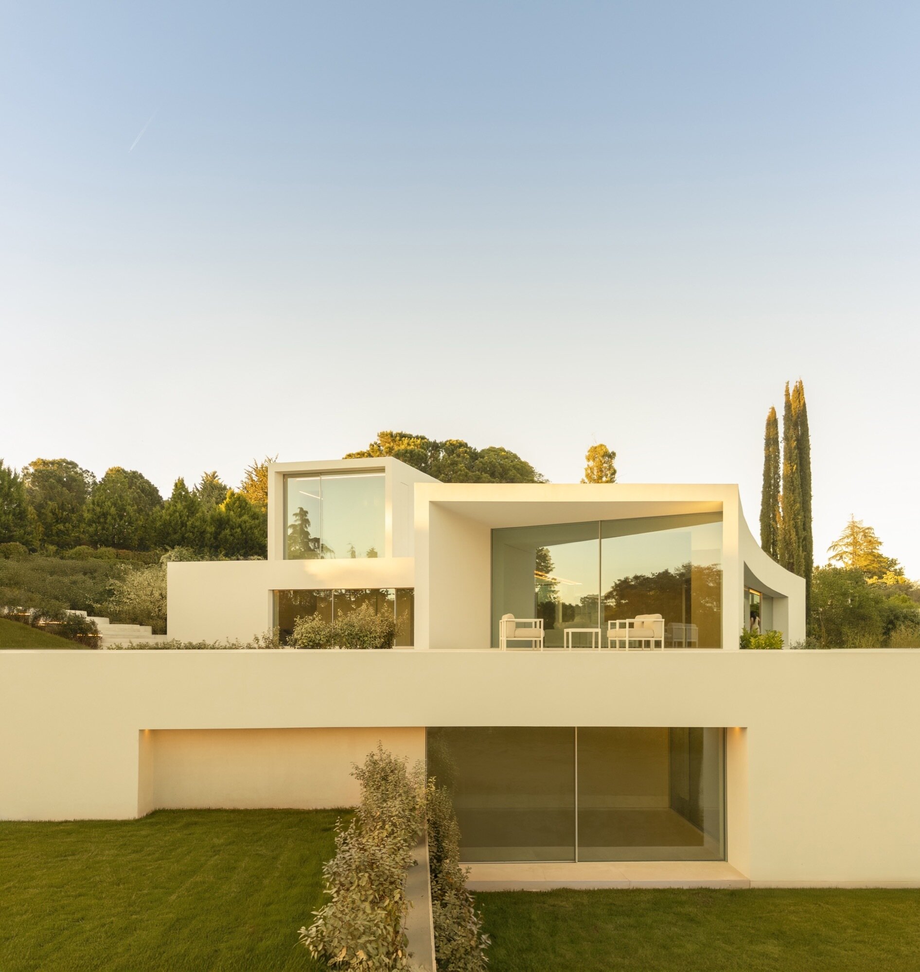 Architecture made from long curved volumes arranged in sequence, shaping circulation and movement throughout this Madrid house by Fran Silvestre Arquitectos.