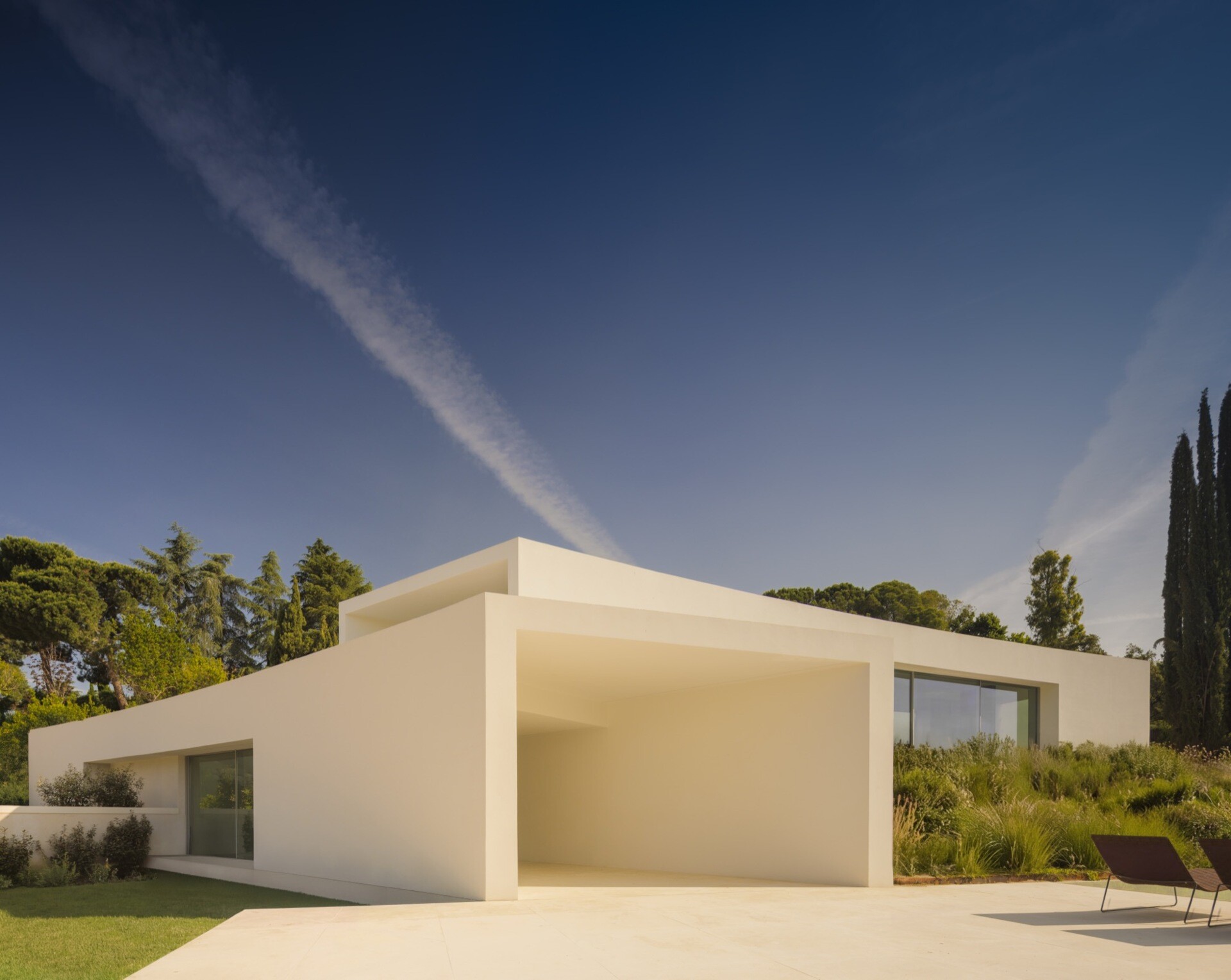 Architecture made from long curved volumes arranged in sequence, shaping circulation and movement throughout this Madrid house by Fran Silvestre Arquitectos.