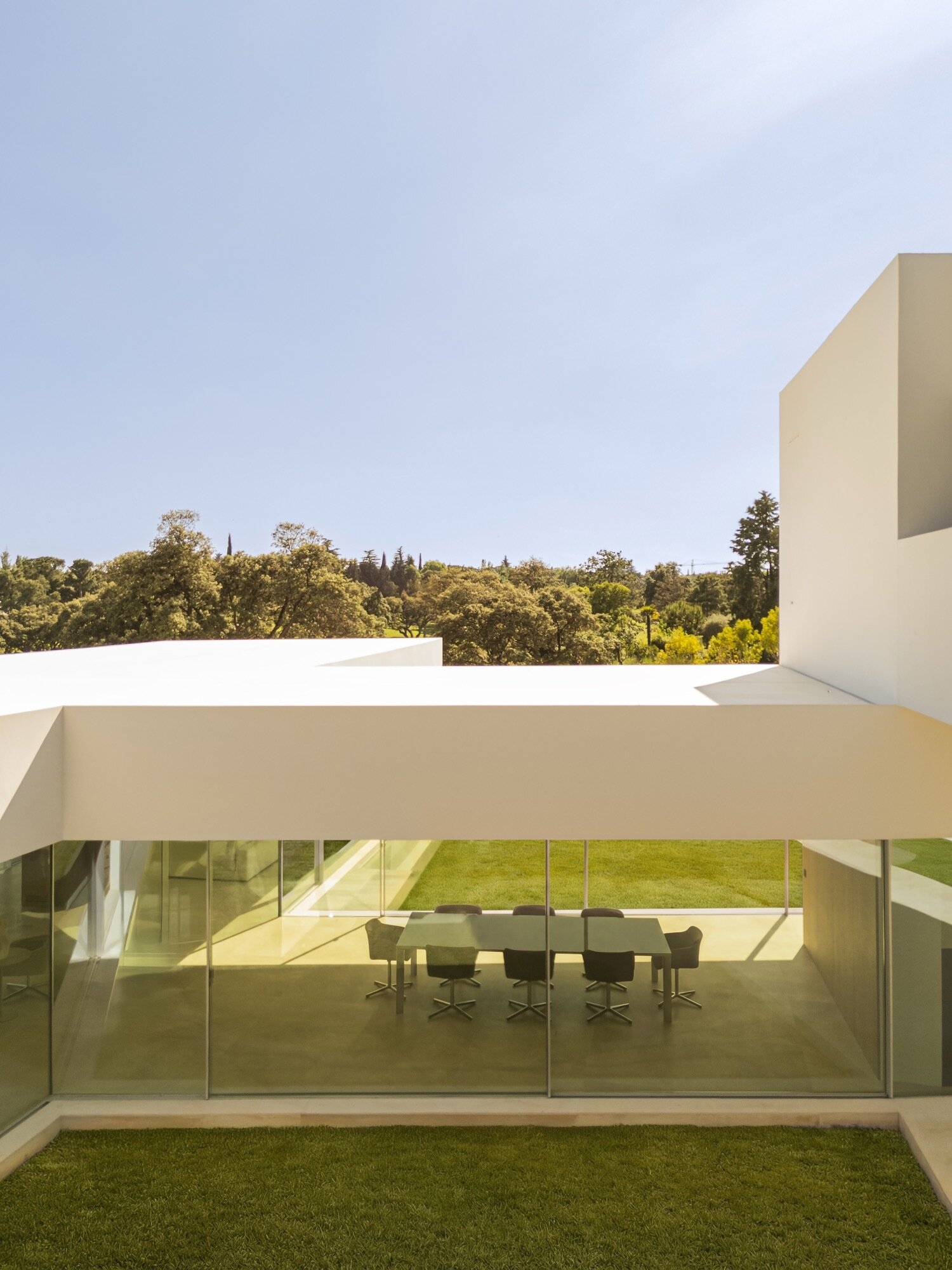 Architecture made from long curved volumes arranged in sequence, shaping circulation and movement throughout this Madrid house by Fran Silvestre Arquitectos.