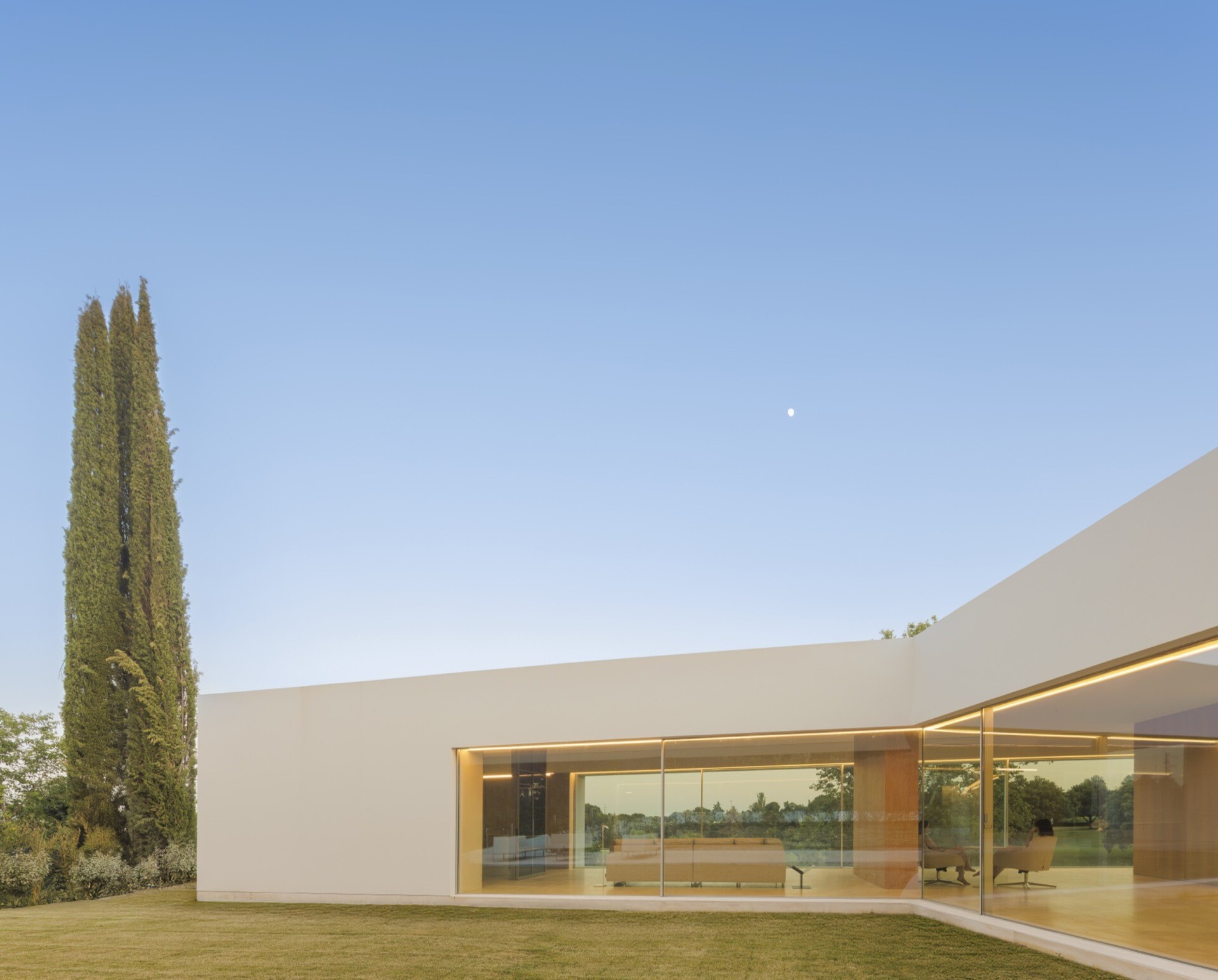 Architecture made from long curved volumes arranged in sequence, shaping circulation and movement throughout this Madrid house by Fran Silvestre Arquitectos.