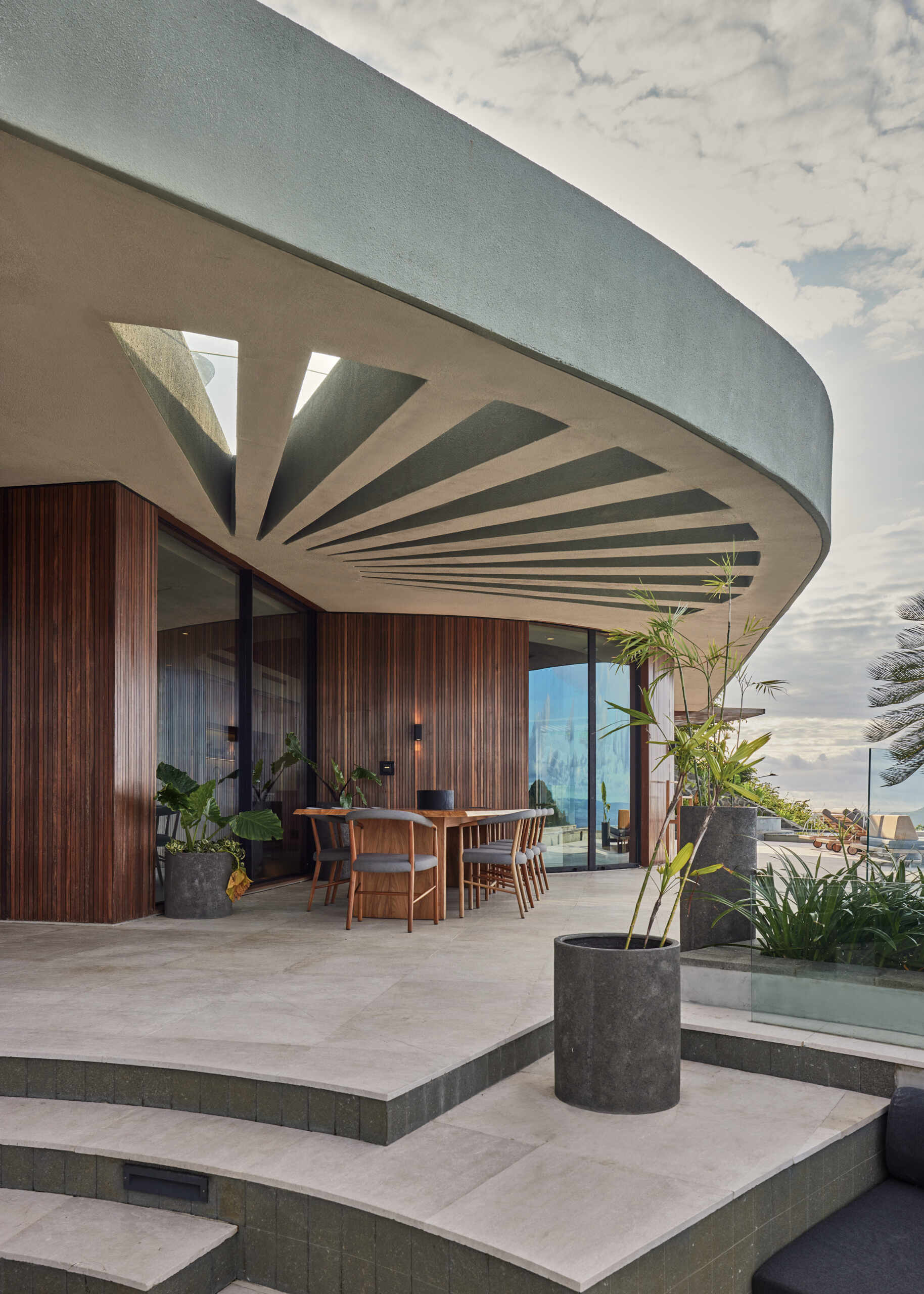 Outdoor dining spaces follow the same circular planning, connecting food, views, and landscape without sharp boundaries.