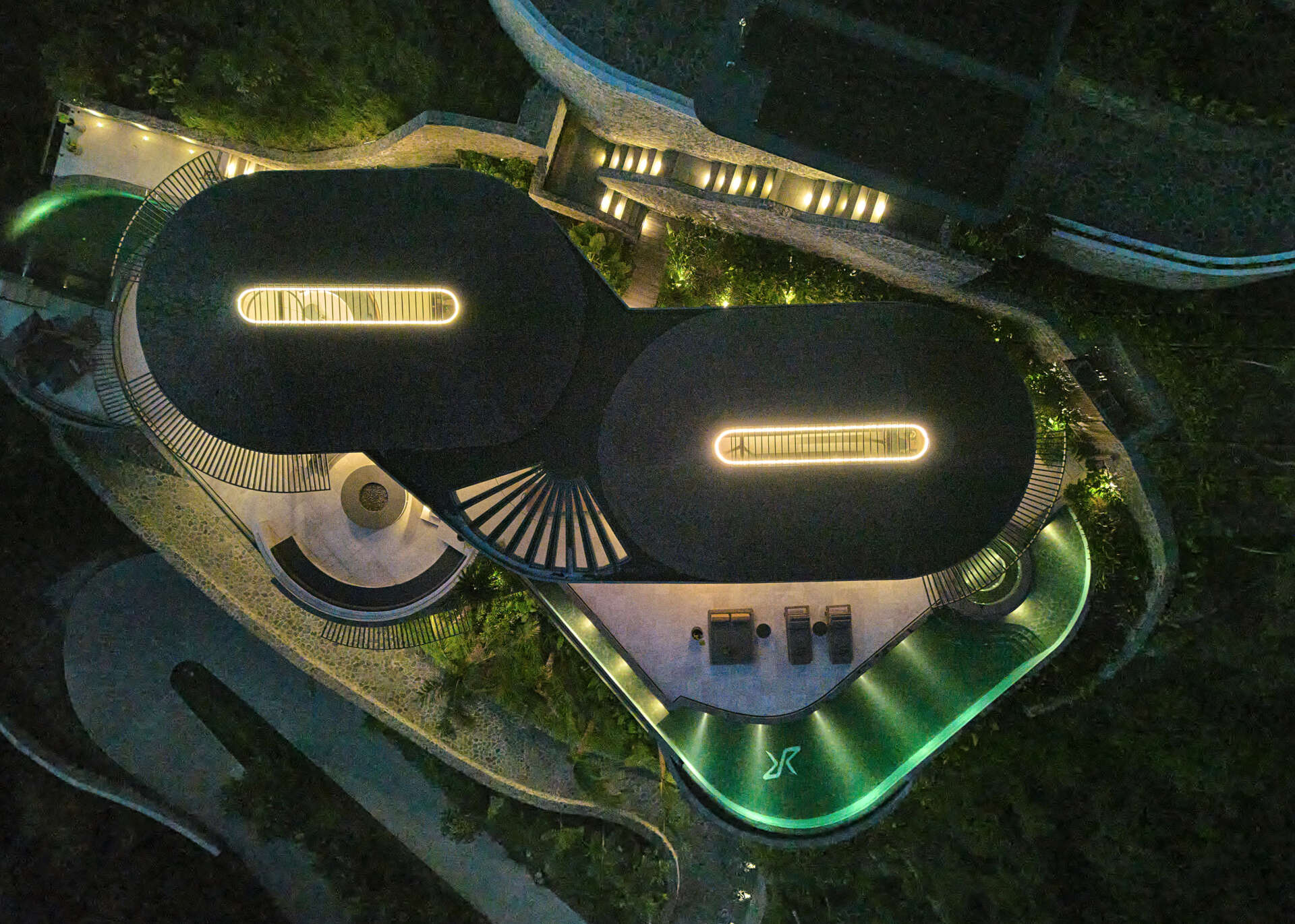 This hillside house steps down one of Tampah Hills’ steepest slopes, using circles and tangents to shape space and circulation.