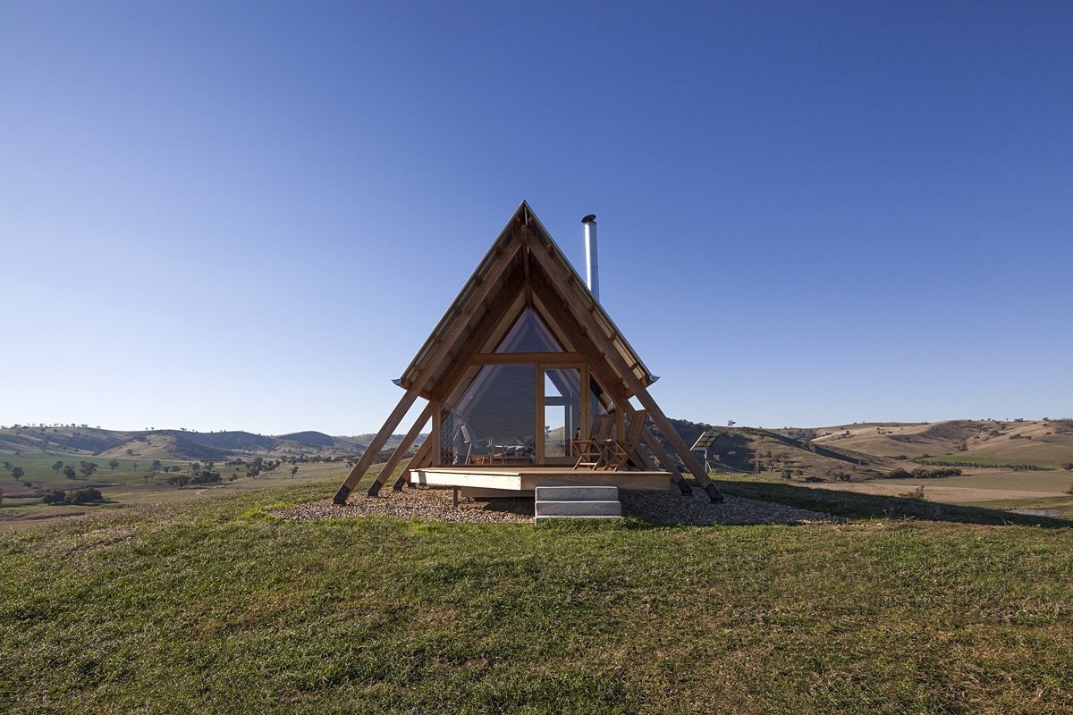 JR’s Hut is a small timber cabin on Kimo Estate in rural New South Wales. Inspired by a classic ‘A’ frame, it’s designed for relaxation, featuring sustainable hardwoods, a cozy interior, and views over the surrounding farmland.