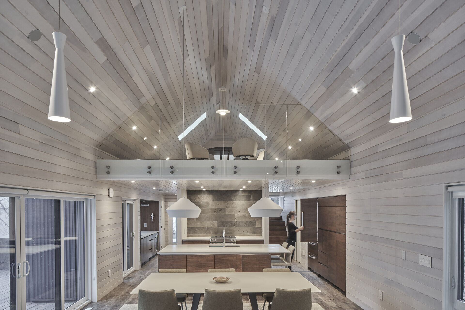 Cocina moderna con altillo para sentarse arriba.