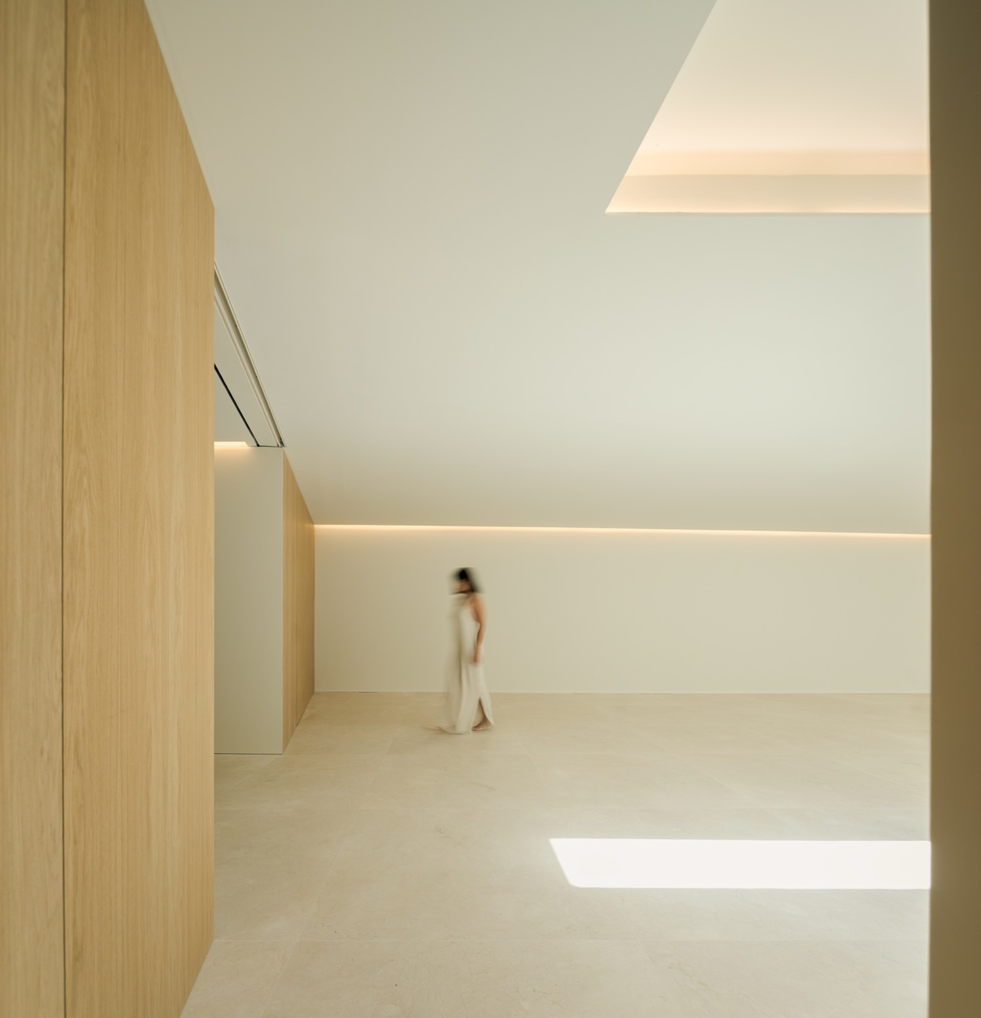 In this minimalist home, hallways are shaped by curved volumes, turning them into active connectors rather than leftover space.