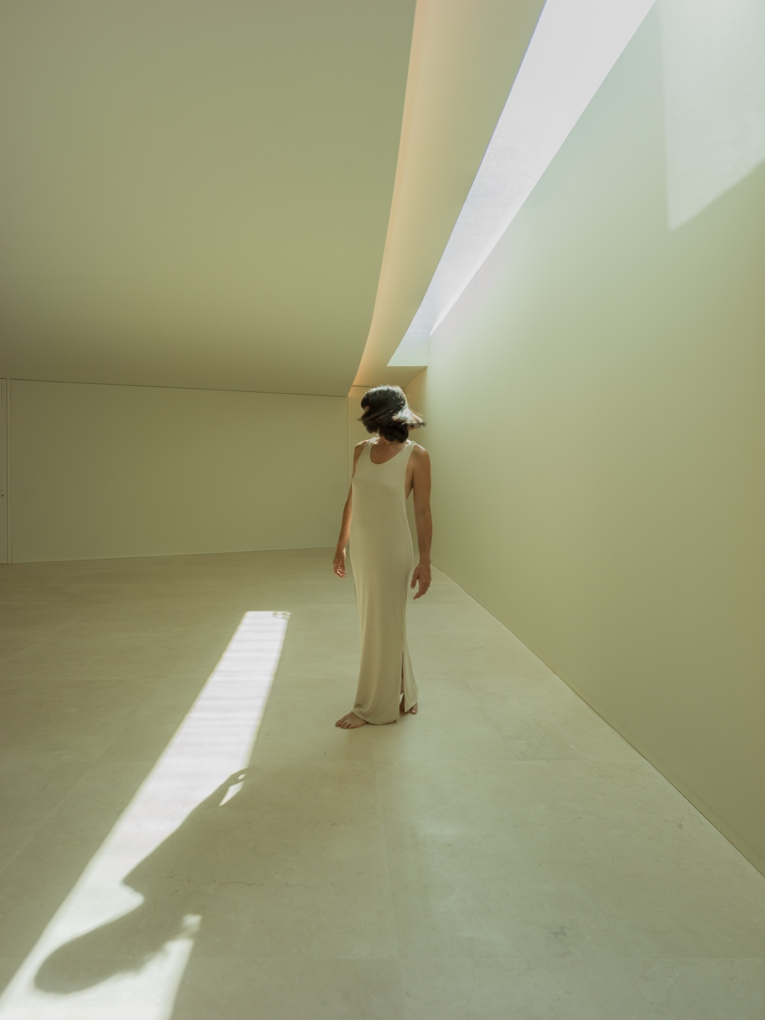 In this minimalist home, hallways are shaped by curved volumes, turning them into active connectors rather than leftover space.