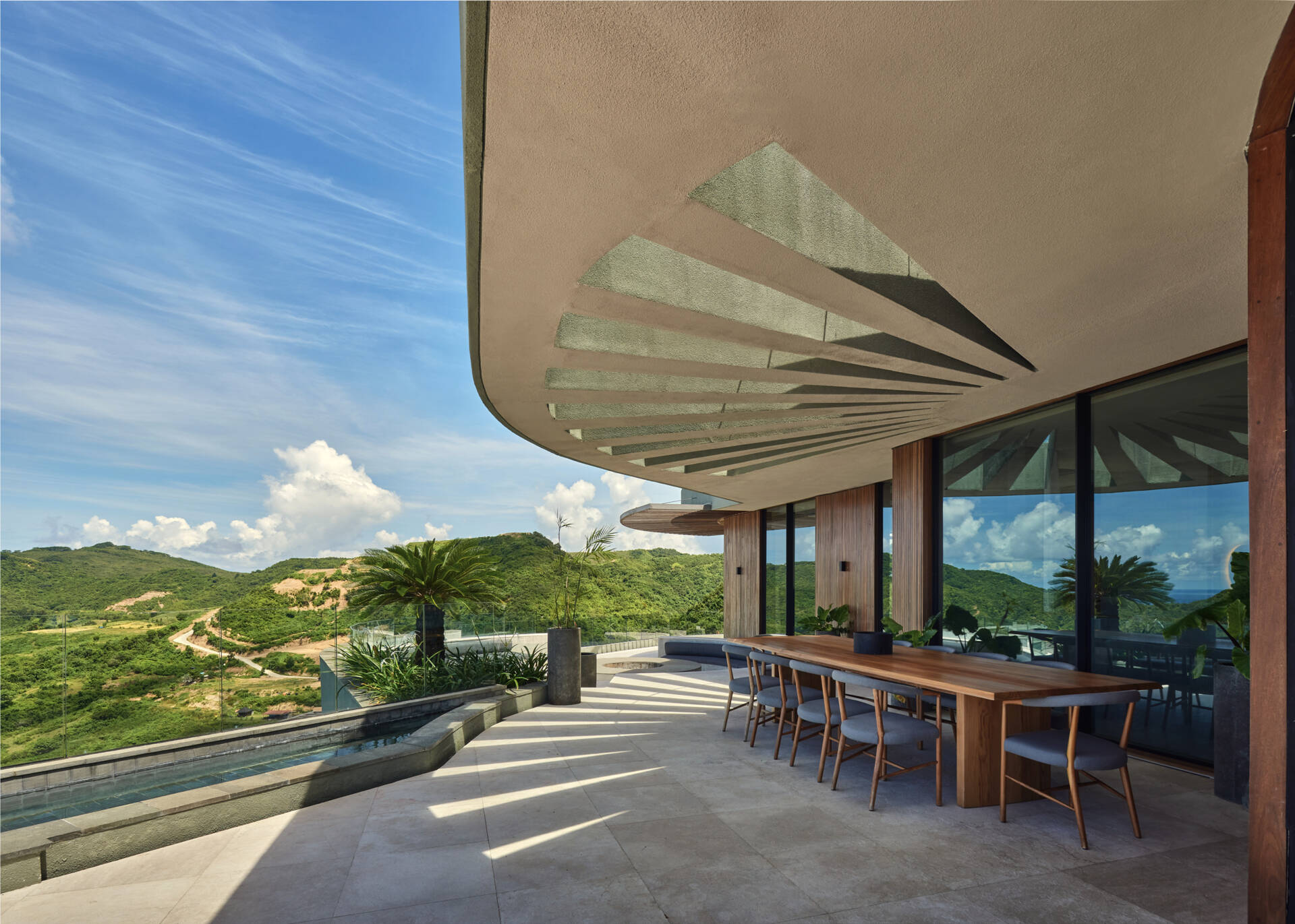 Outdoor dining spaces follow the same circular planning, connecting food, views, and landscape without sharp boundaries.