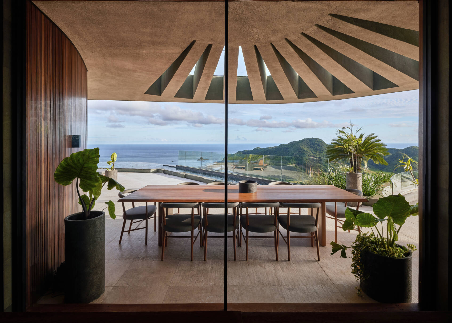 Outdoor dining spaces follow the same circular planning, connecting food, views, and landscape without sharp boundaries.
