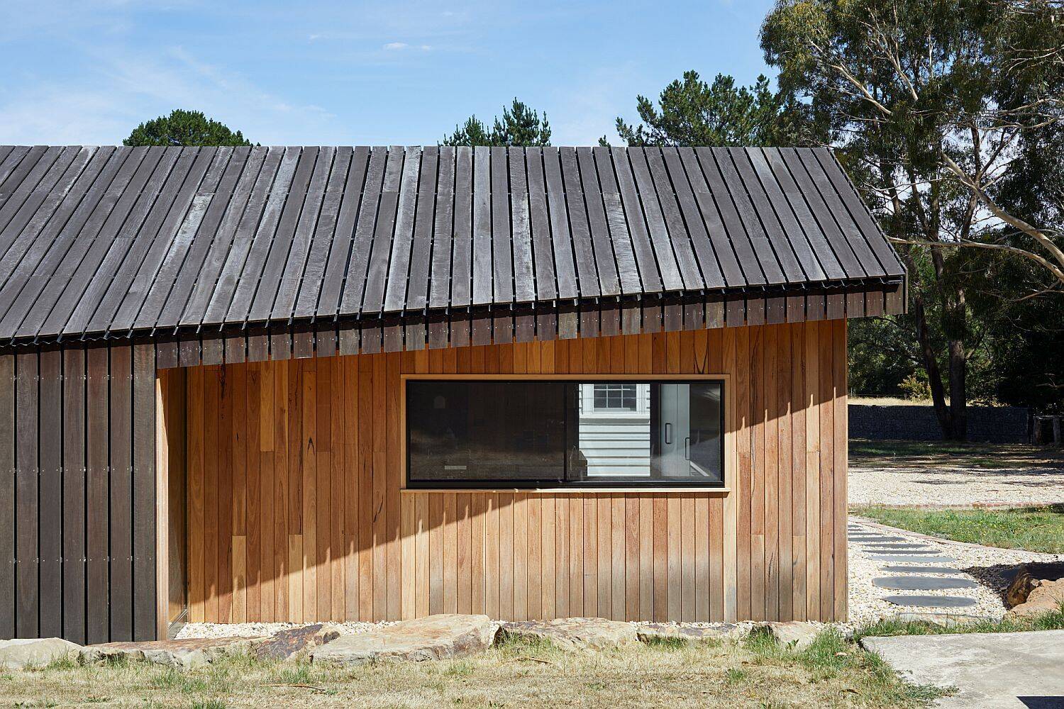Black stained spotted gum cladding gives this new addition a rustic character inspired by the look of historic farm buildings.