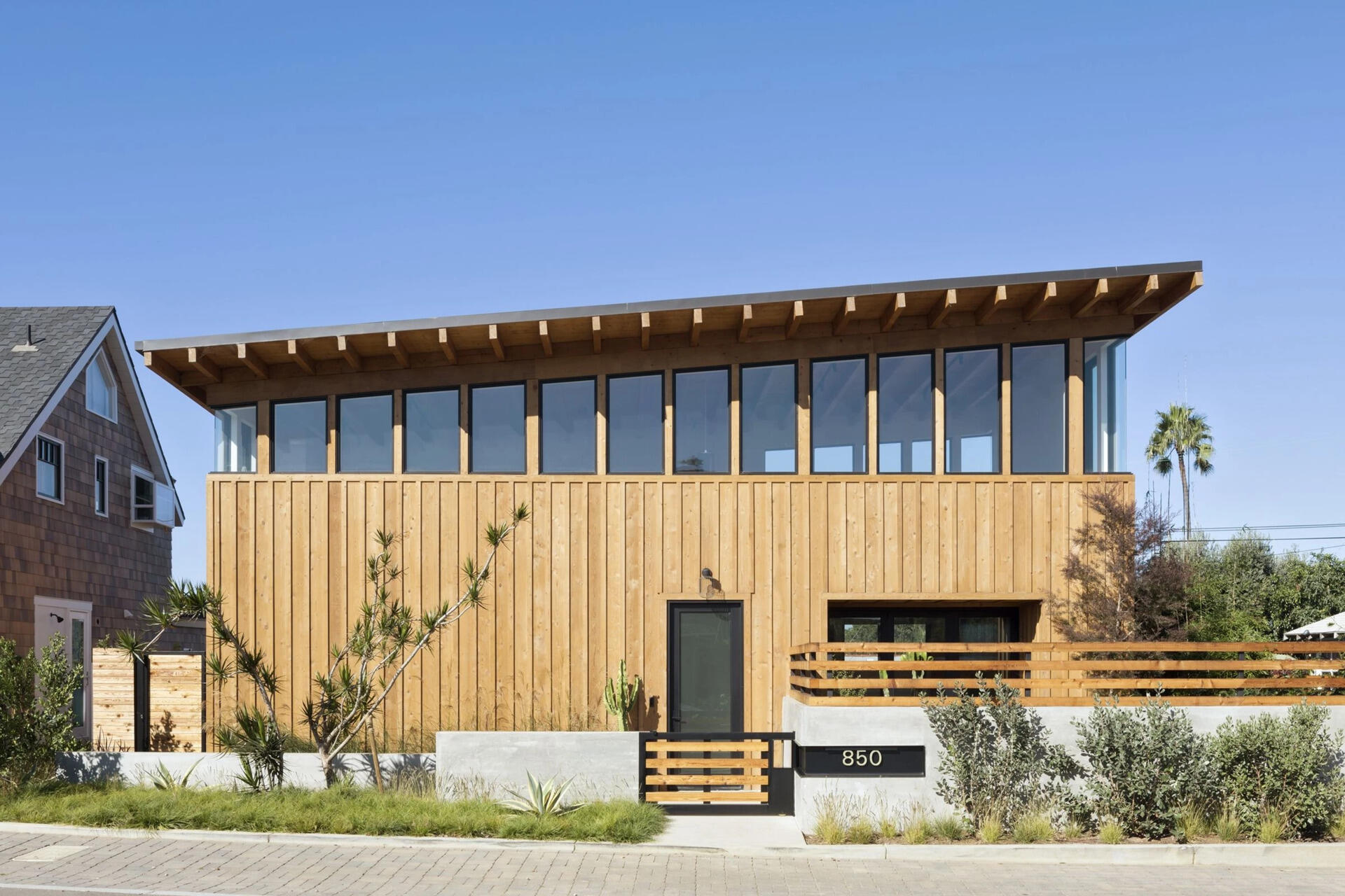 The Cornish House by Brett Farrow Architect is a modern coastal home in Encinitas designed around ocean views and a compact trapezoidal lot.