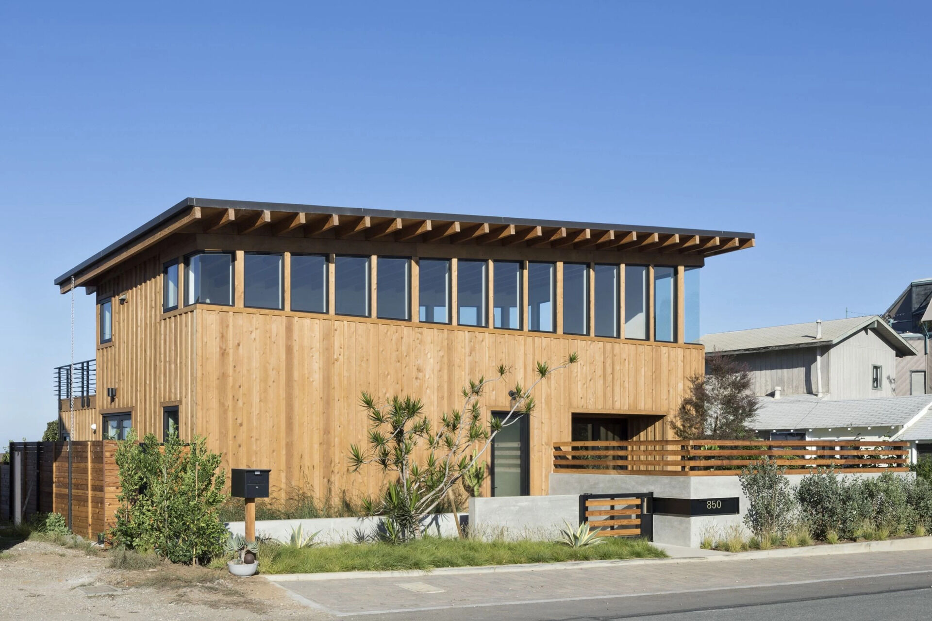 The Cornish House by Brett Farrow Architect is a modern coastal home in Encinitas designed around ocean views and a compact trapezoidal lot.