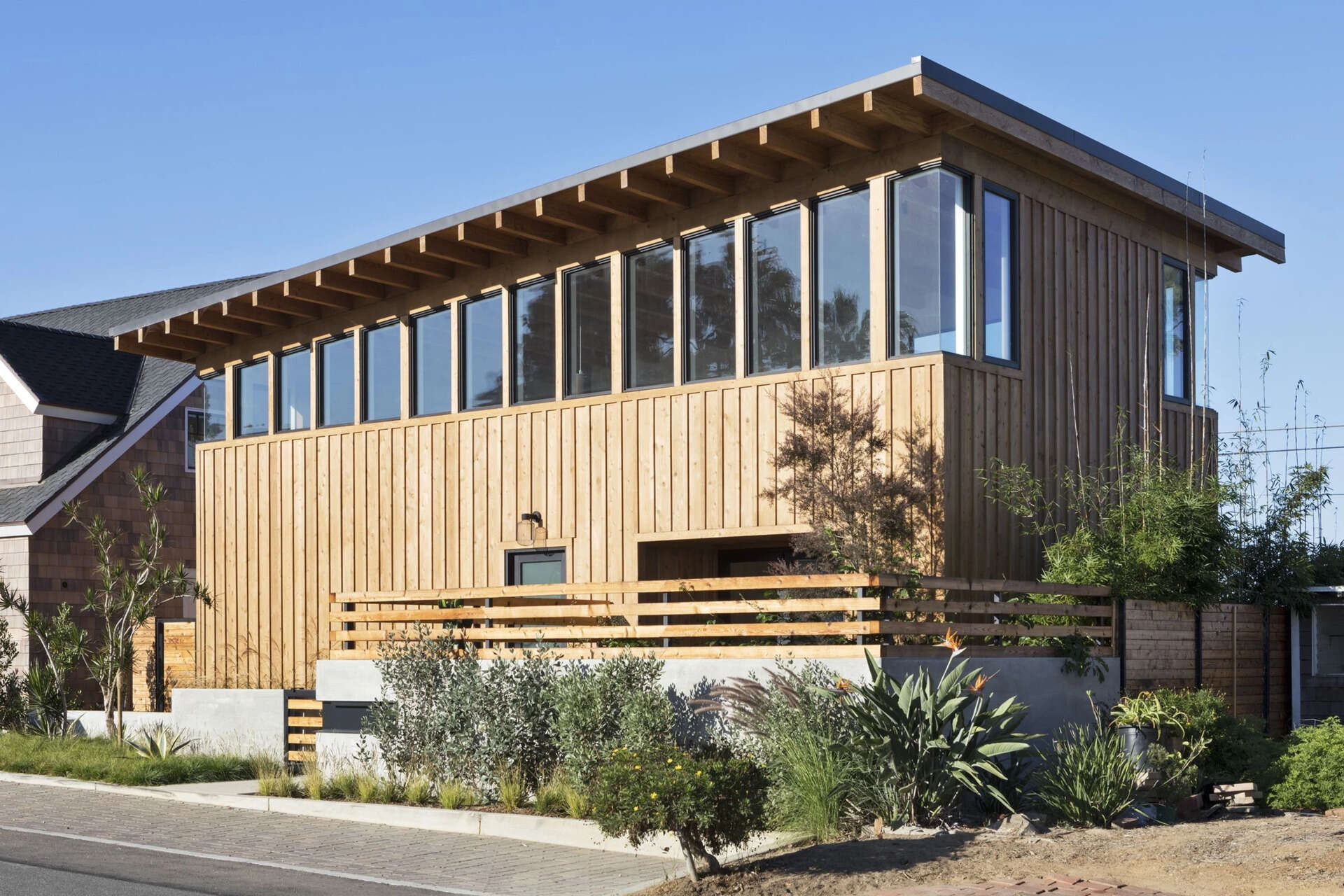 The Cornish House by Brett Farrow Architect is a modern coastal home in Encinitas designed around ocean views and a compact trapezoidal lot.