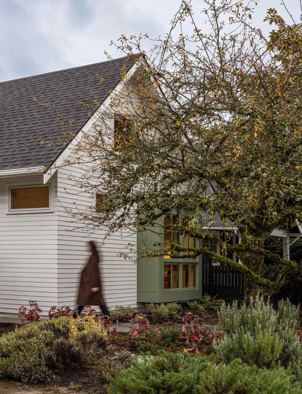 Vea cómo un atrevido techo a dos aguas, un loft y una cuidadosa planificación transformaron un pequeño terreno en Seattle en una casa atemporal con funcionalidad moderna.