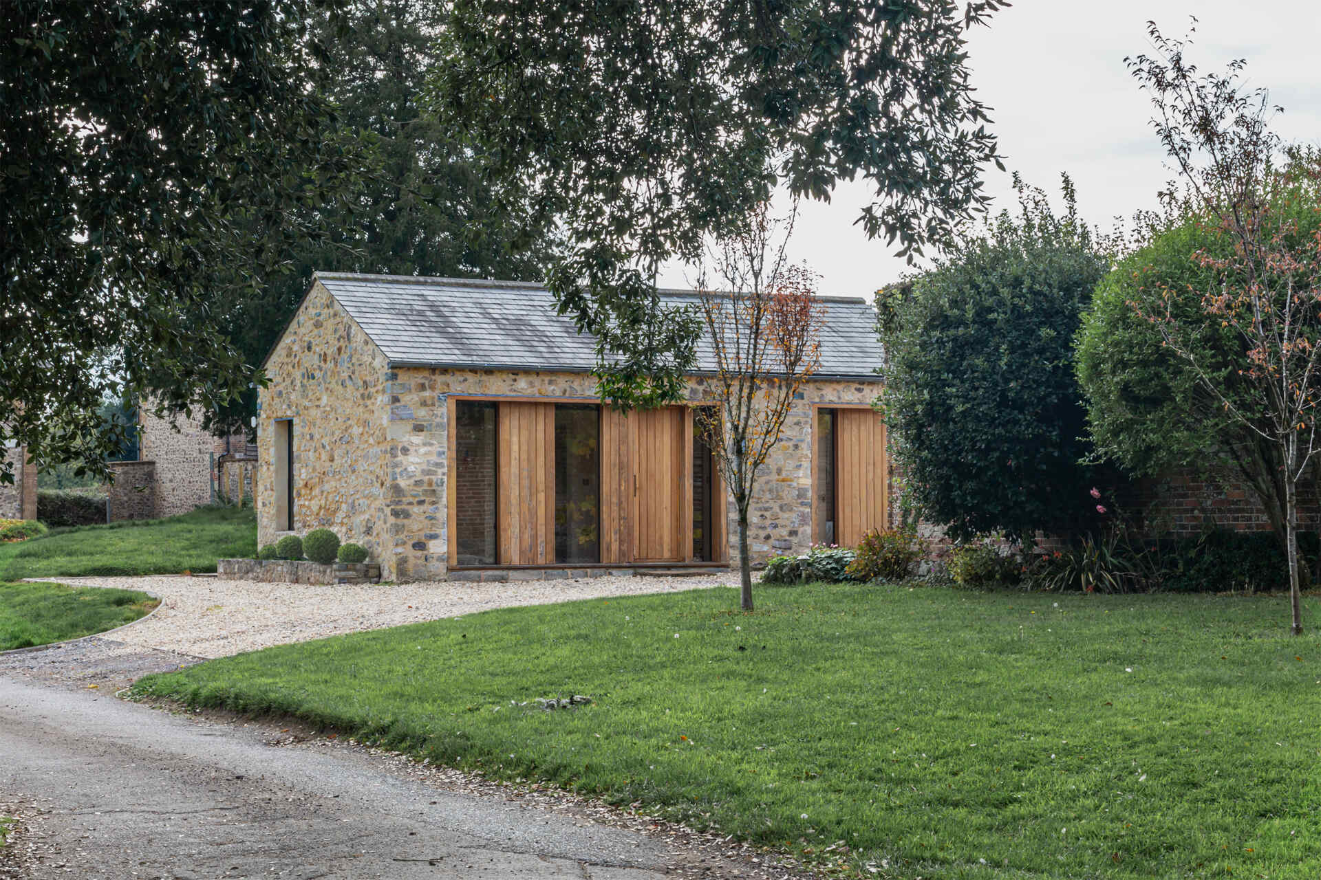 Descubra cómo una pocilga catalogada de Grado II se convirtió en un moderno alojamiento vacacional con paredes de piedra, molduras de roble y un refinado núcleo de madera contrachapada.
