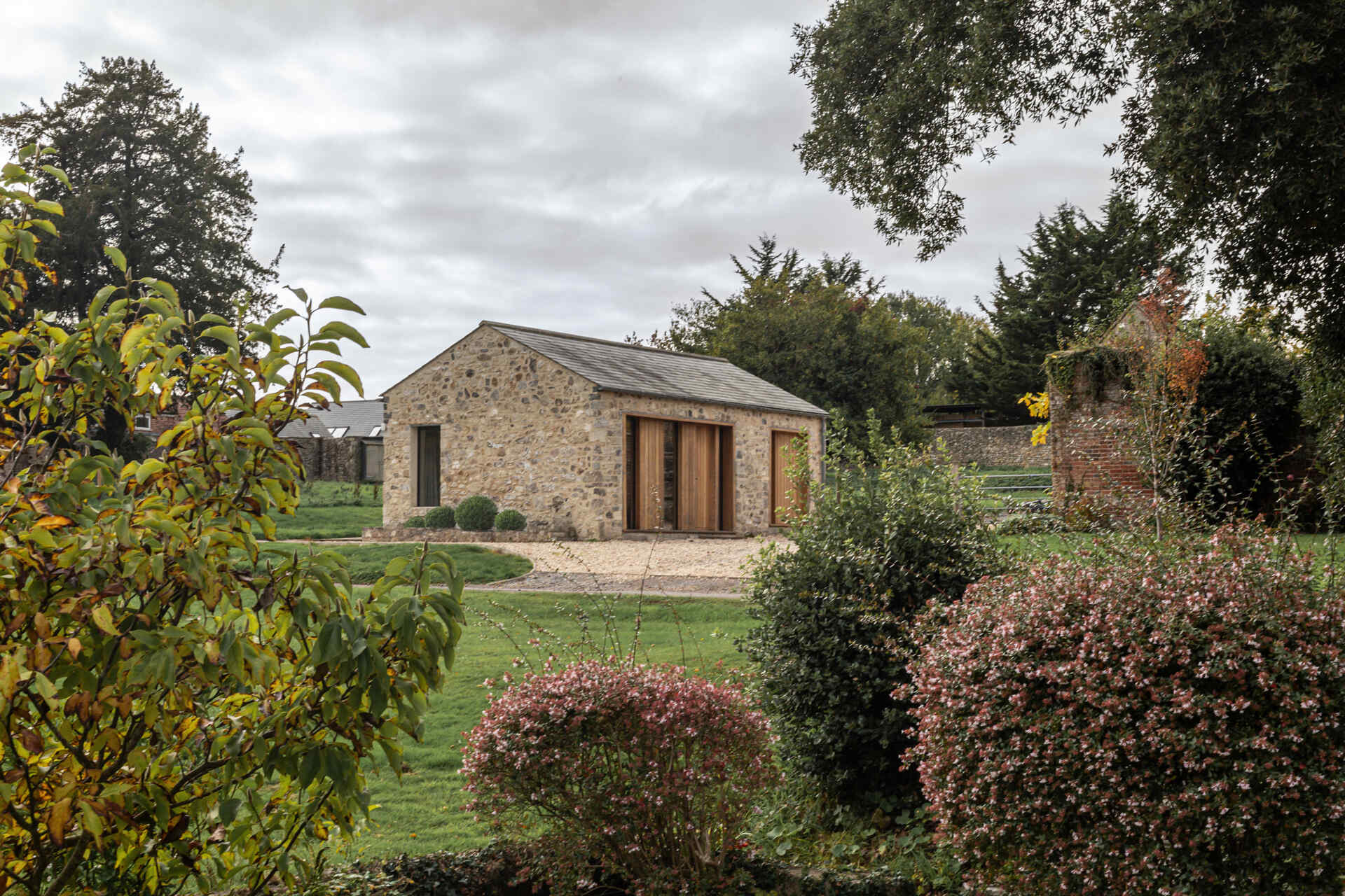 Descubra cómo una pocilga catalogada de Grado II se convirtió en un moderno alojamiento vacacional con paredes de piedra, molduras de roble y un refinado núcleo de madera contrachapada.