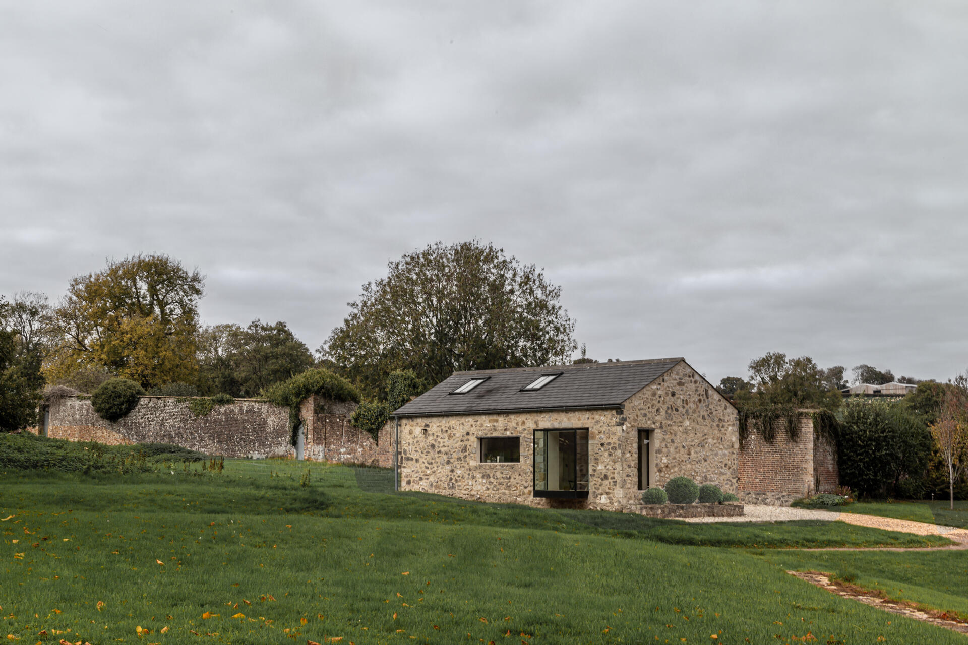 Descubra cómo una pocilga catalogada de Grado II se convirtió en un moderno alojamiento vacacional con paredes de piedra, molduras de roble y un refinado núcleo de madera contrachapada.