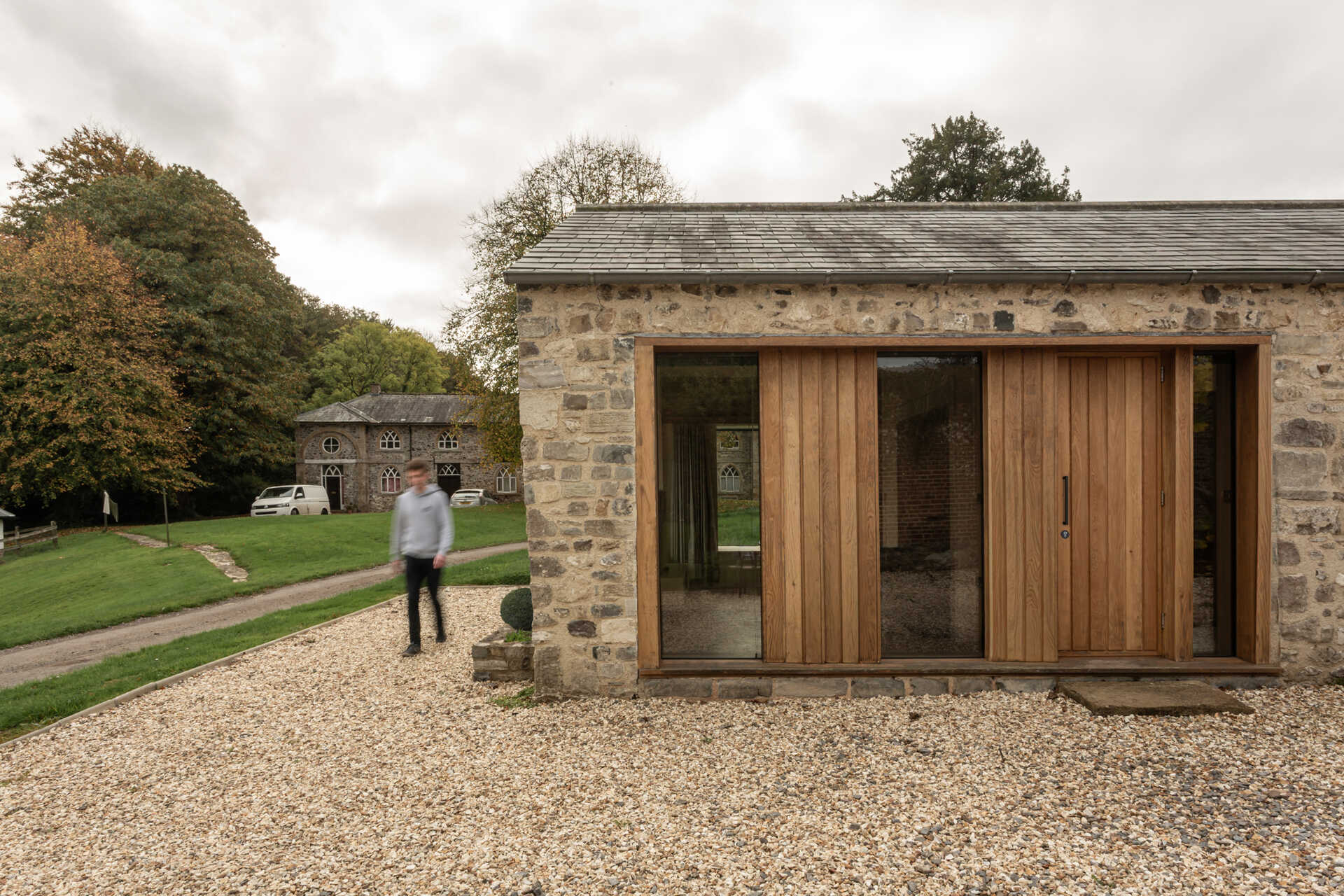 Descubra cómo una pocilga catalogada de Grado II se convirtió en un moderno alojamiento vacacional con paredes de piedra, molduras de roble y un refinado núcleo de madera contrachapada.