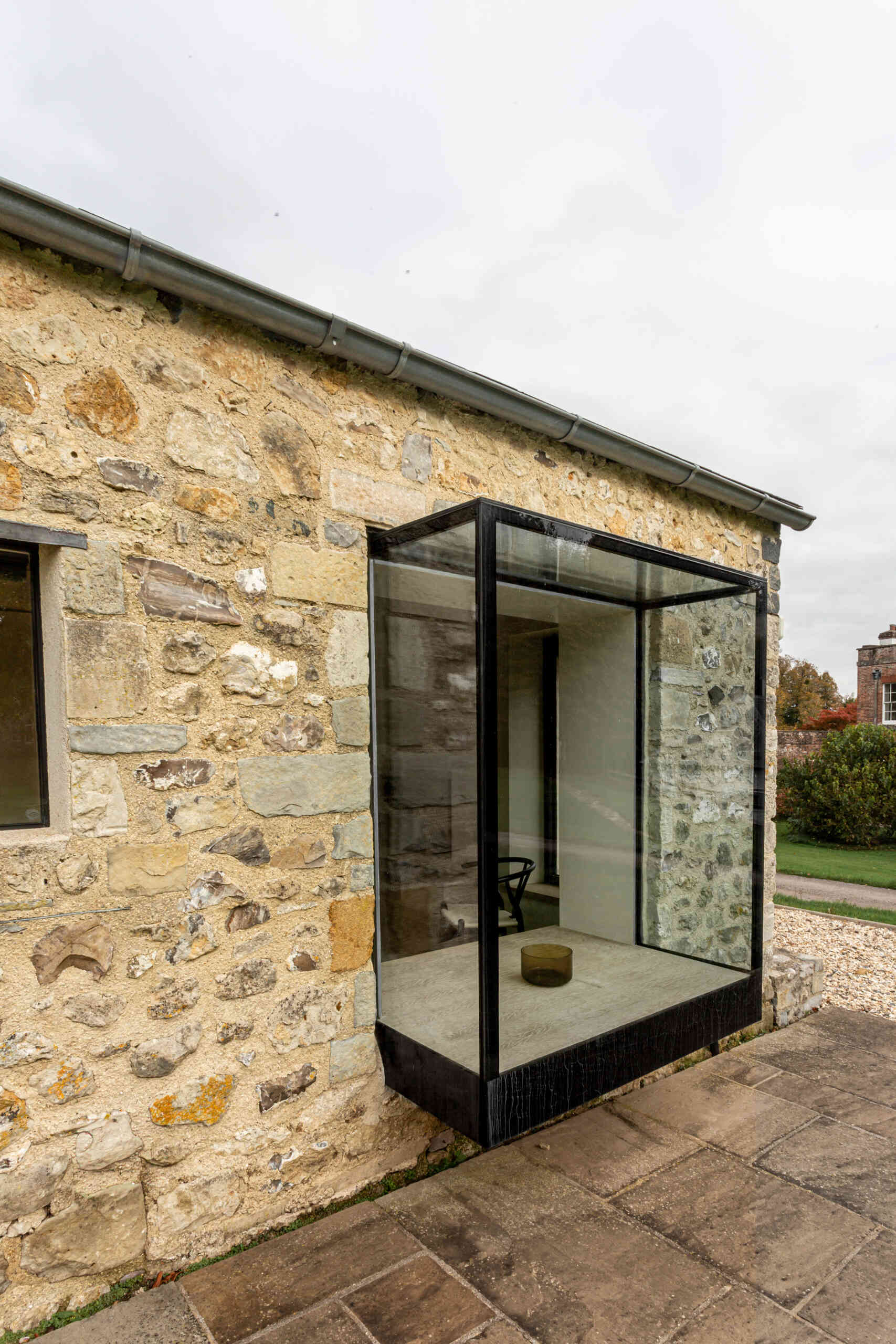 Las ventanas destacadas aportan más luz natural al interior de esta pocilga renovada. También sirve como asiento, proporcionando otro rincón útil para planos compactos. La abertura en el marco del cuadro crea un momento de tranquilidad, conectando el interior con el paisaje más amplio.