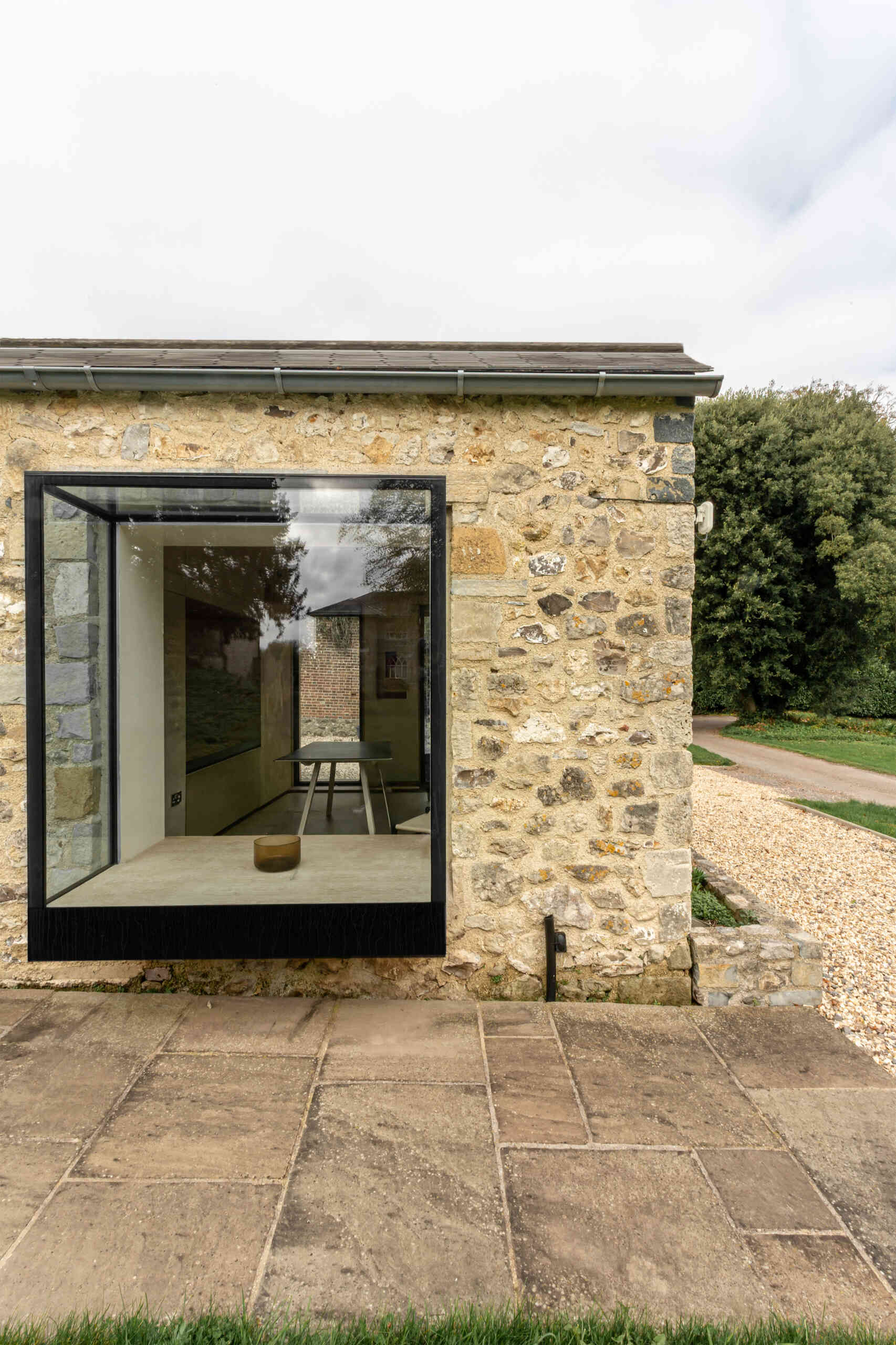 Las ventanas destacadas aportan más luz natural al interior de esta pocilga renovada. También sirve como asiento, proporcionando otro rincón útil para planos compactos. La abertura en el marco del cuadro crea un momento de tranquilidad, conectando el interior con el paisaje más amplio.